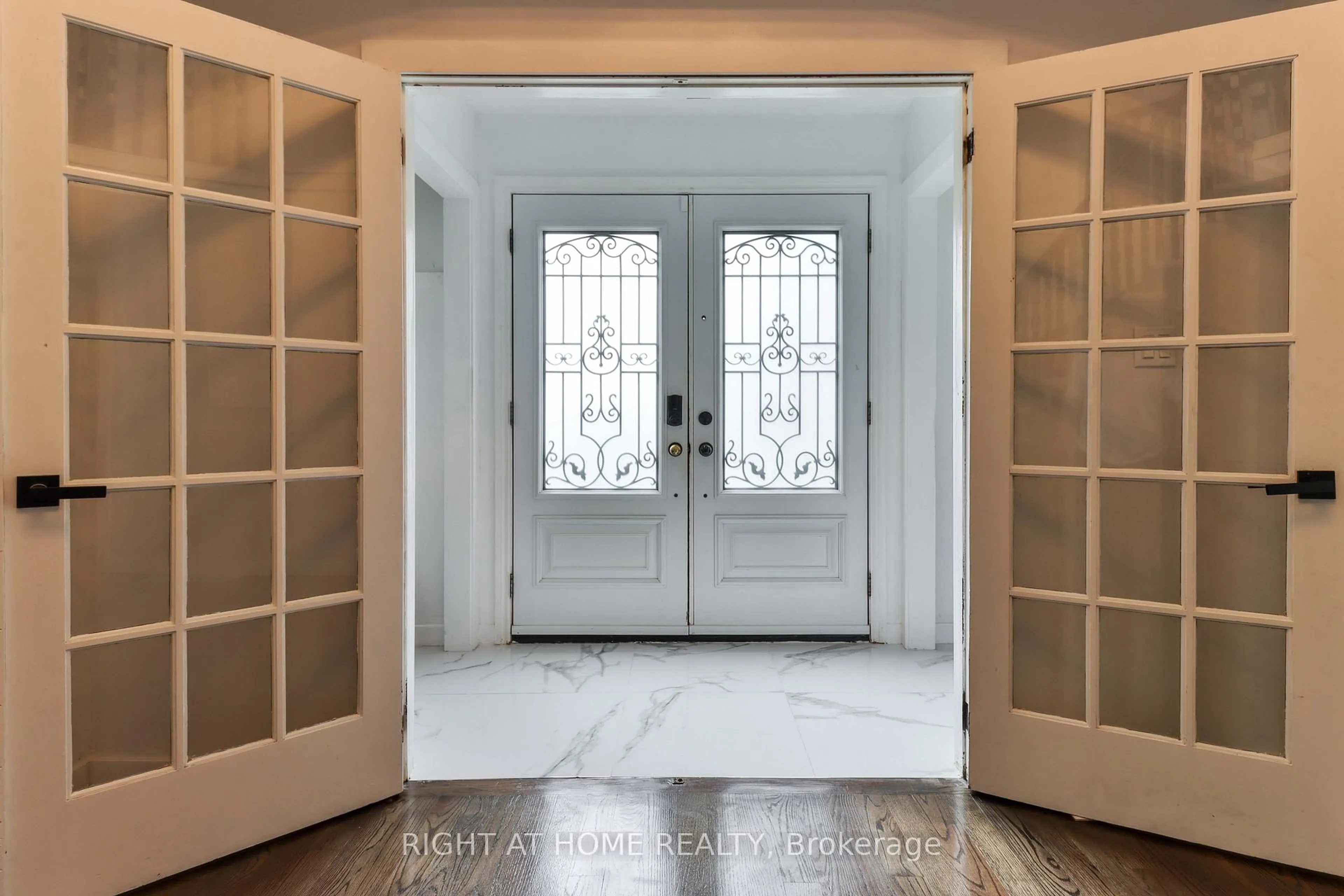 Indoor entryway for 875 Srigley St, Newmarket Ontario L3Y 1Y2