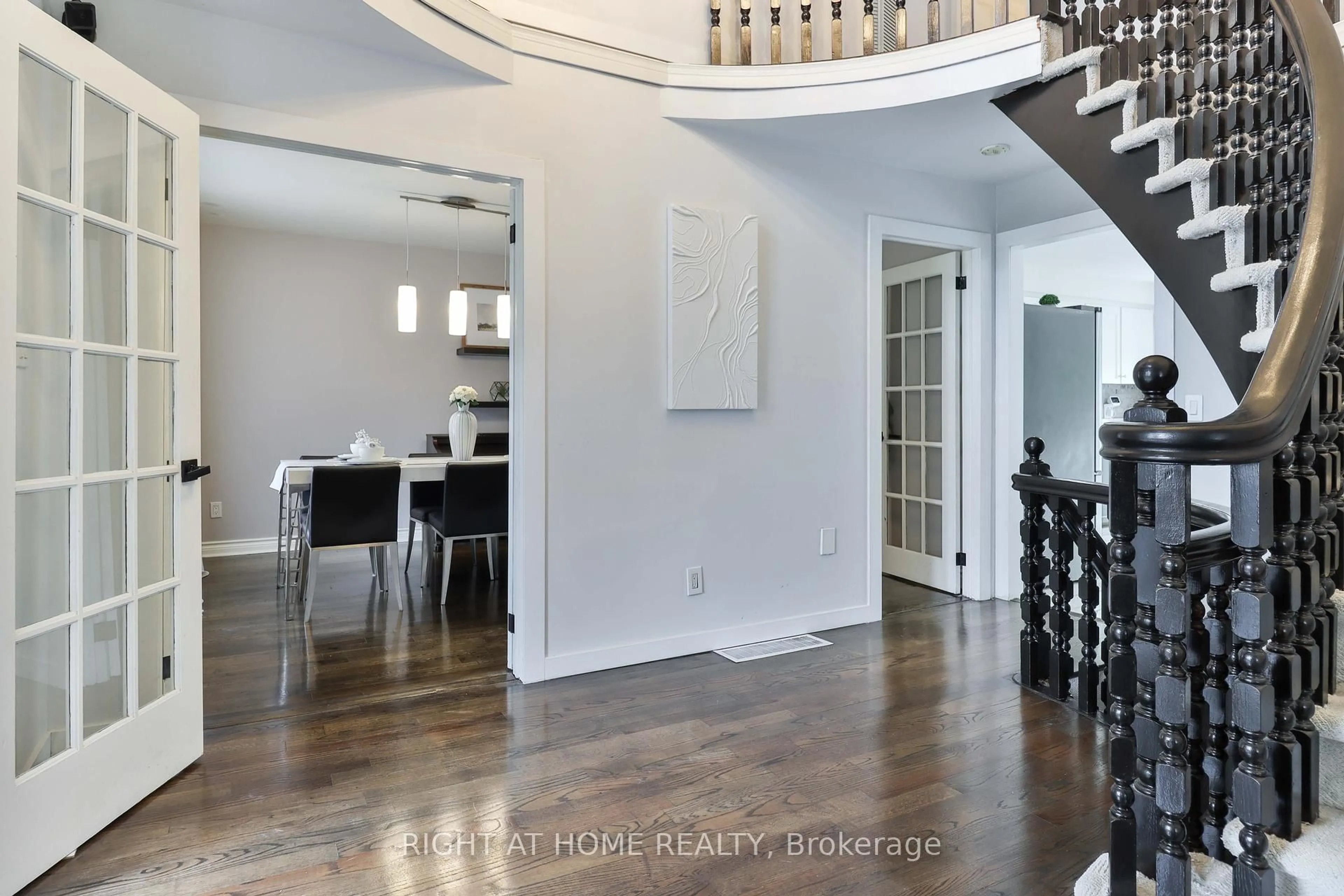 Indoor entryway for 875 Srigley St, Newmarket Ontario L3Y 1Y2