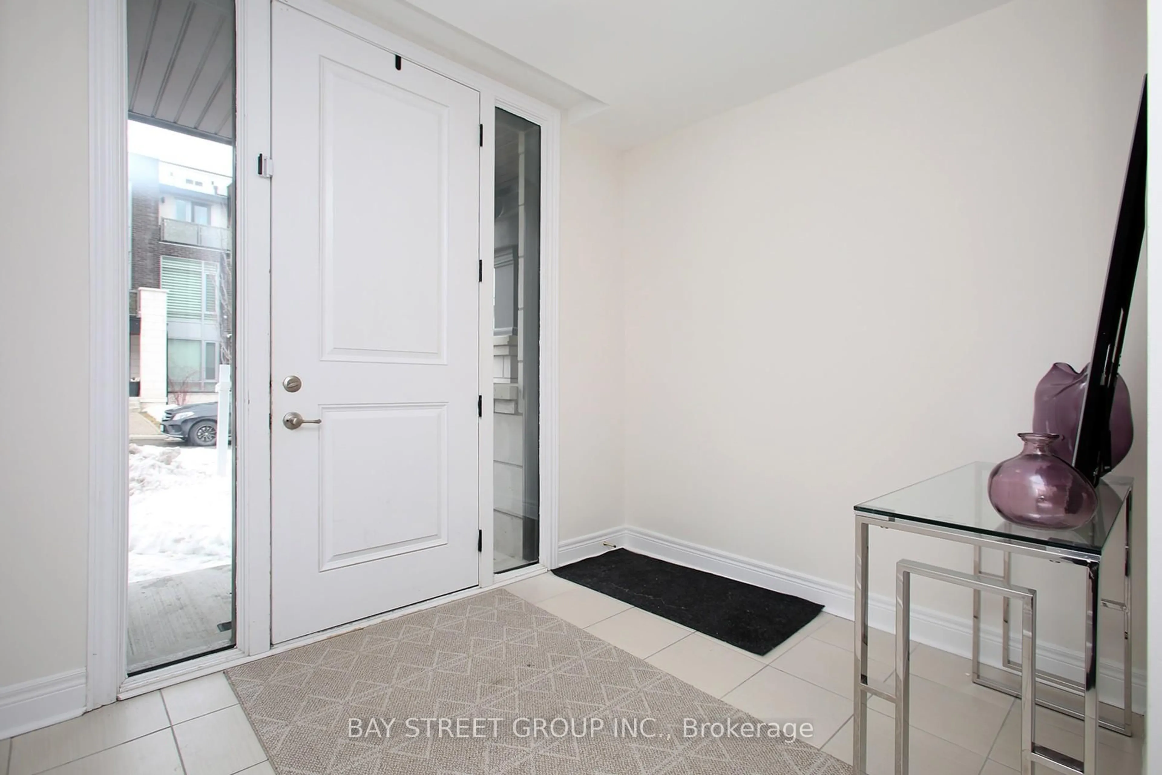 Indoor entryway for 102 Carrville Woods Circ, Vaughan Ontario L6A 4Z6