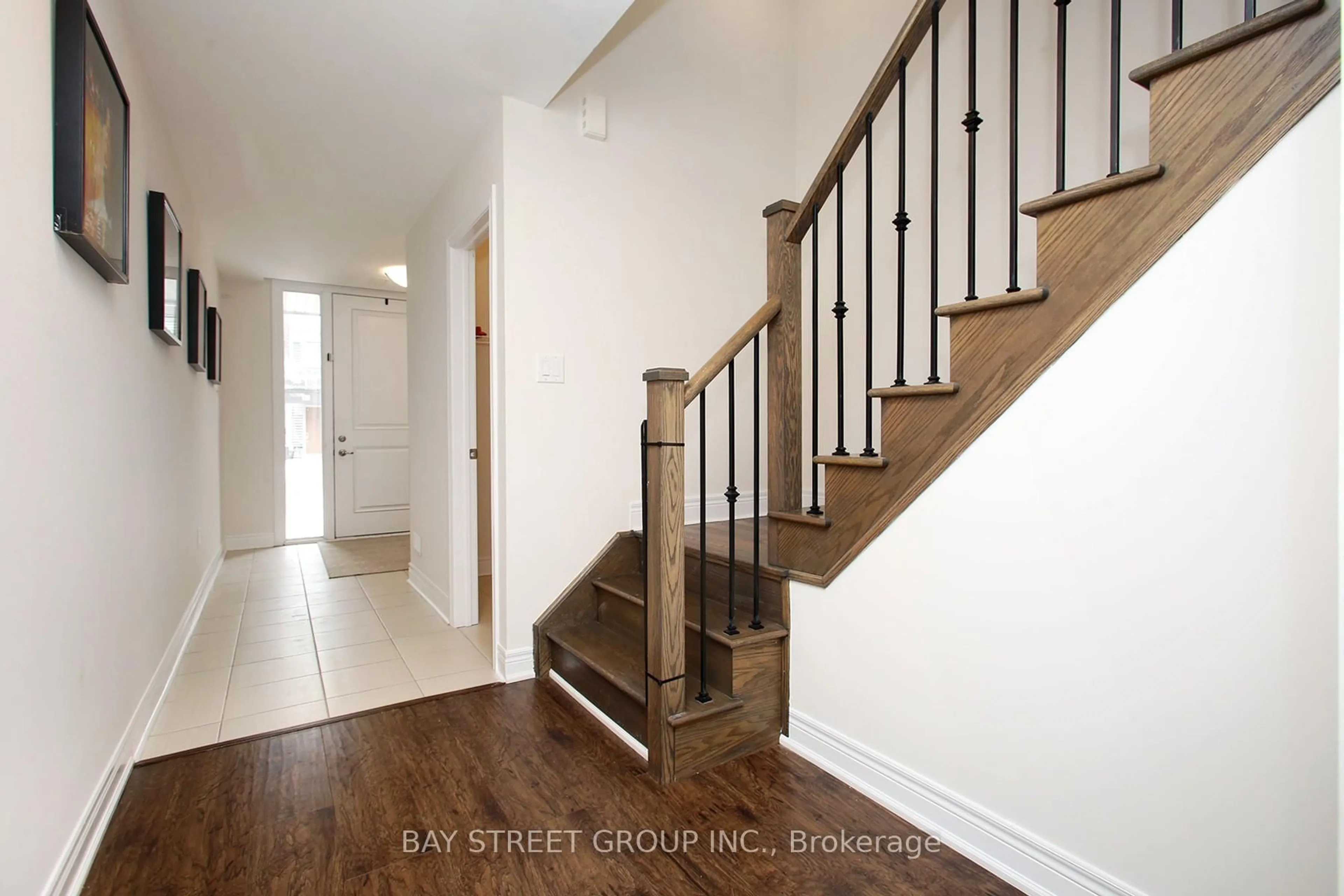 Indoor entryway for 102 Carrville Woods Circ, Vaughan Ontario L6A 4Z6