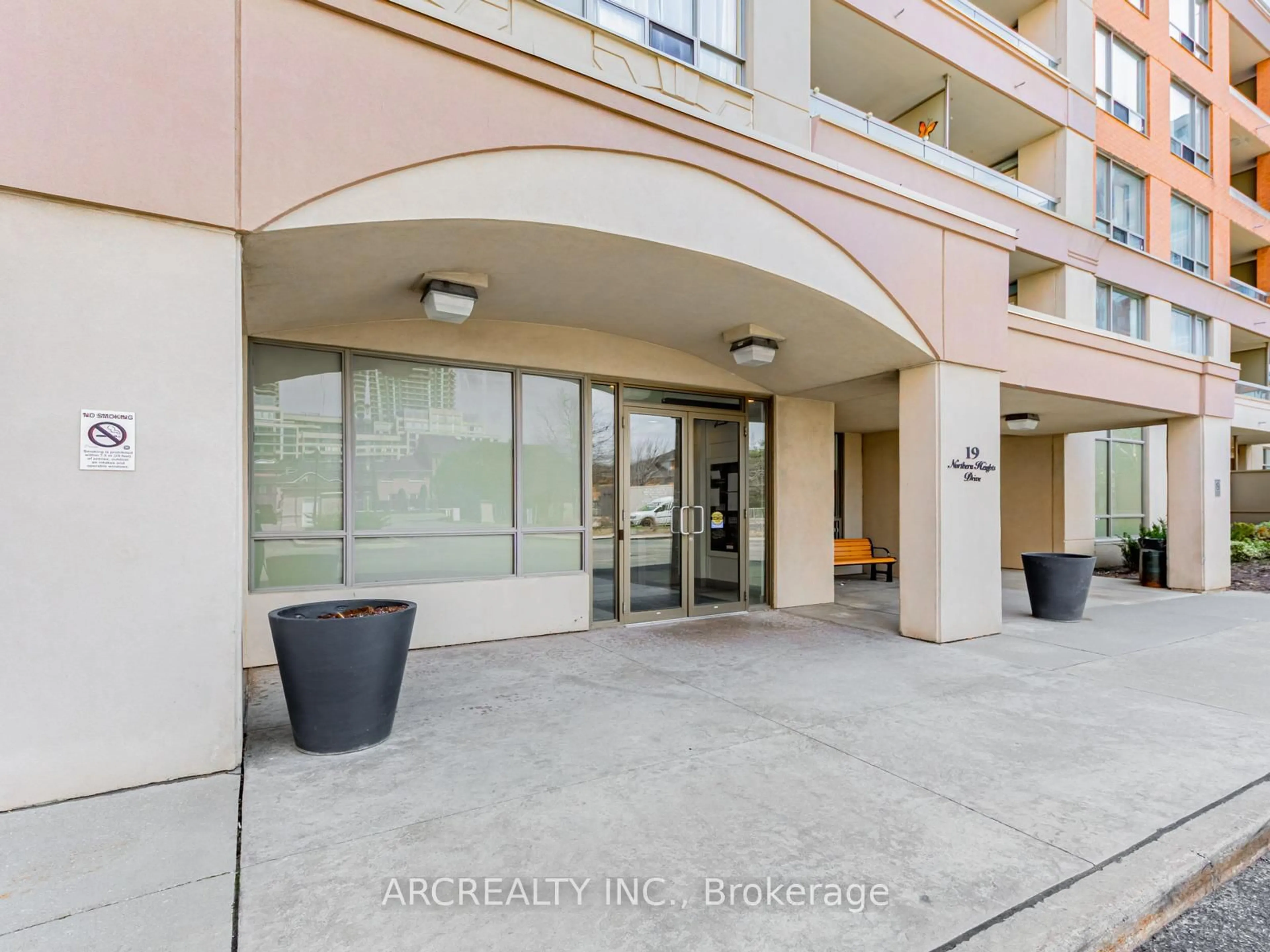 Indoor foyer for 19 Northern Heights Dr #311, Richmond Hill Ontario L4B 4M4