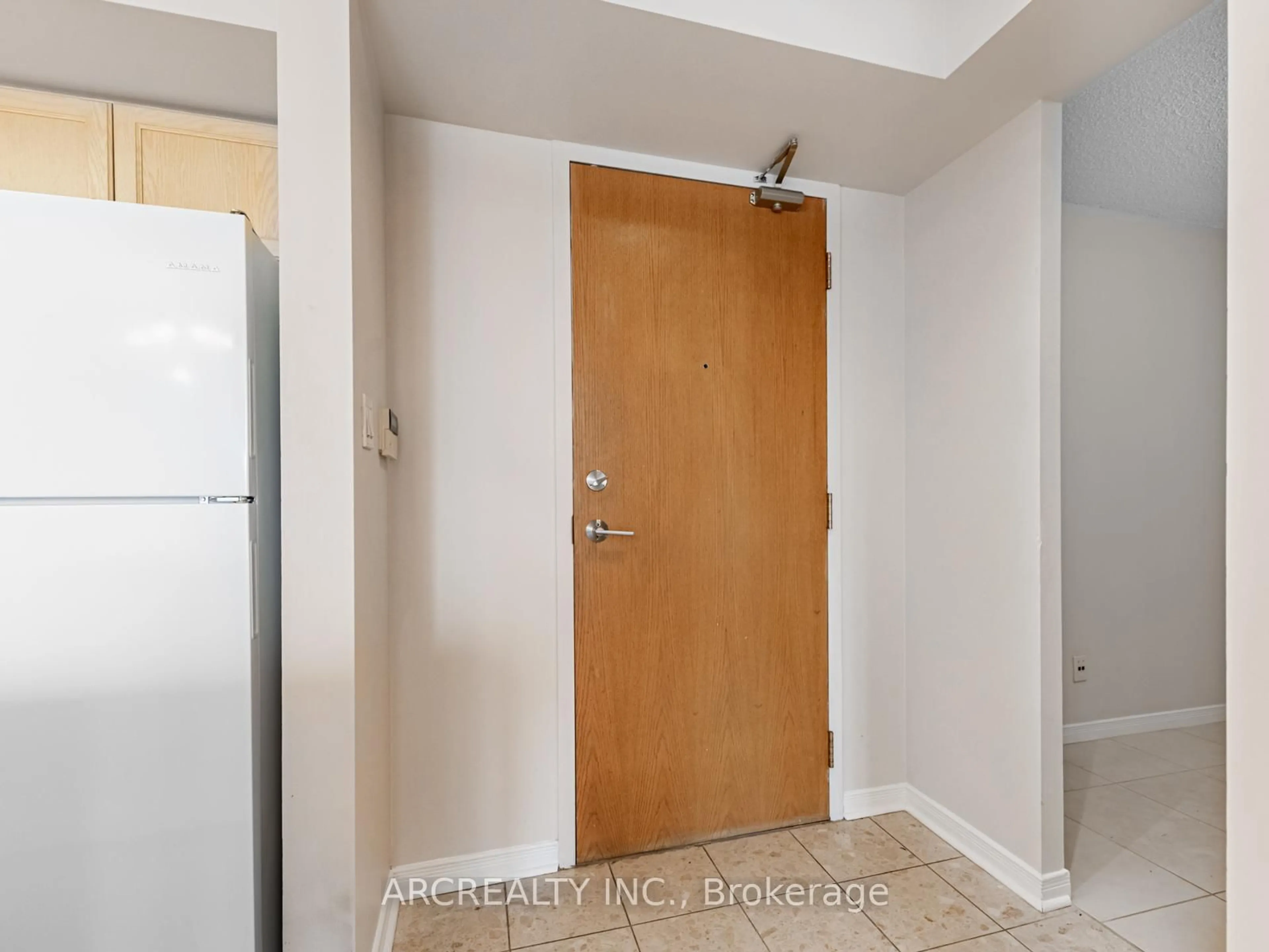 Indoor entryway for 19 Northern Heights Dr #311, Richmond Hill Ontario L4B 4M4