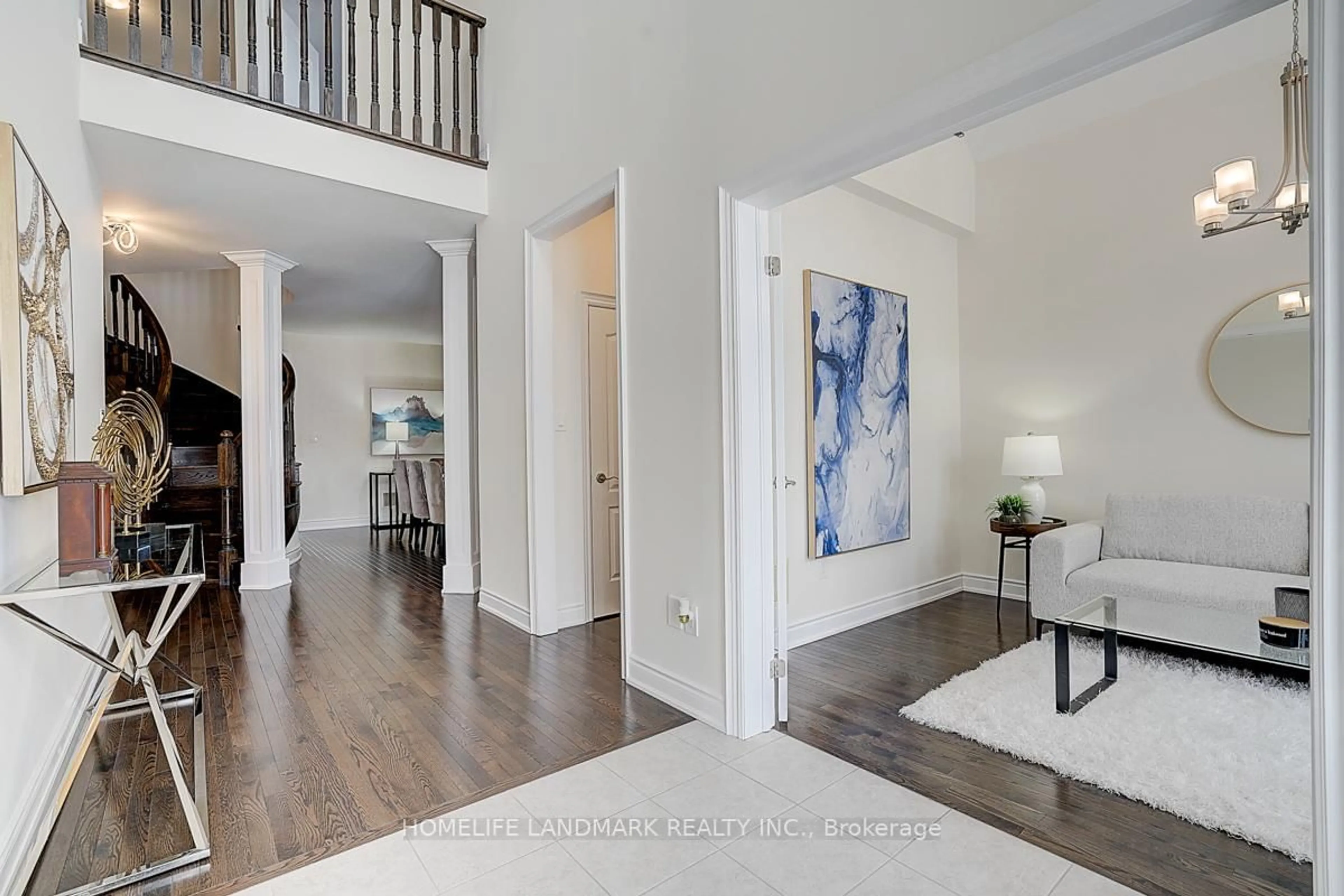 Indoor entryway for 862 John St, Innisfil Ontario L0L 1K0