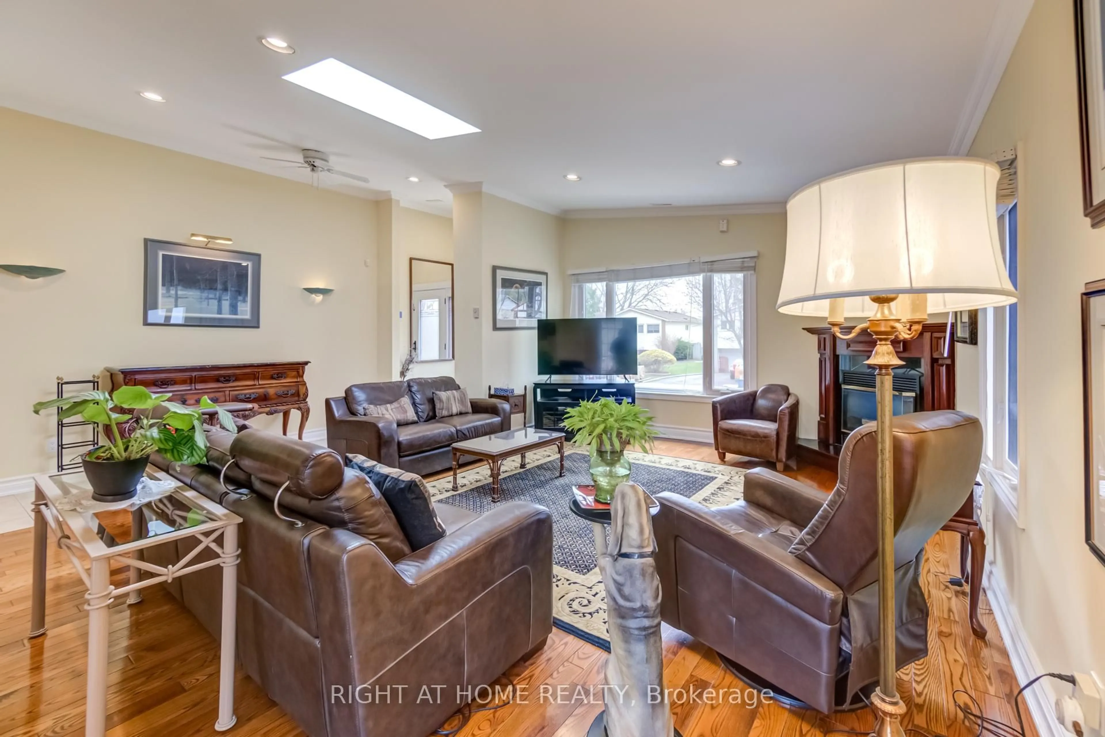 Living room with furniture, unknown for 27 Sir Kay Dr, Markham Ontario L3P 2Y9