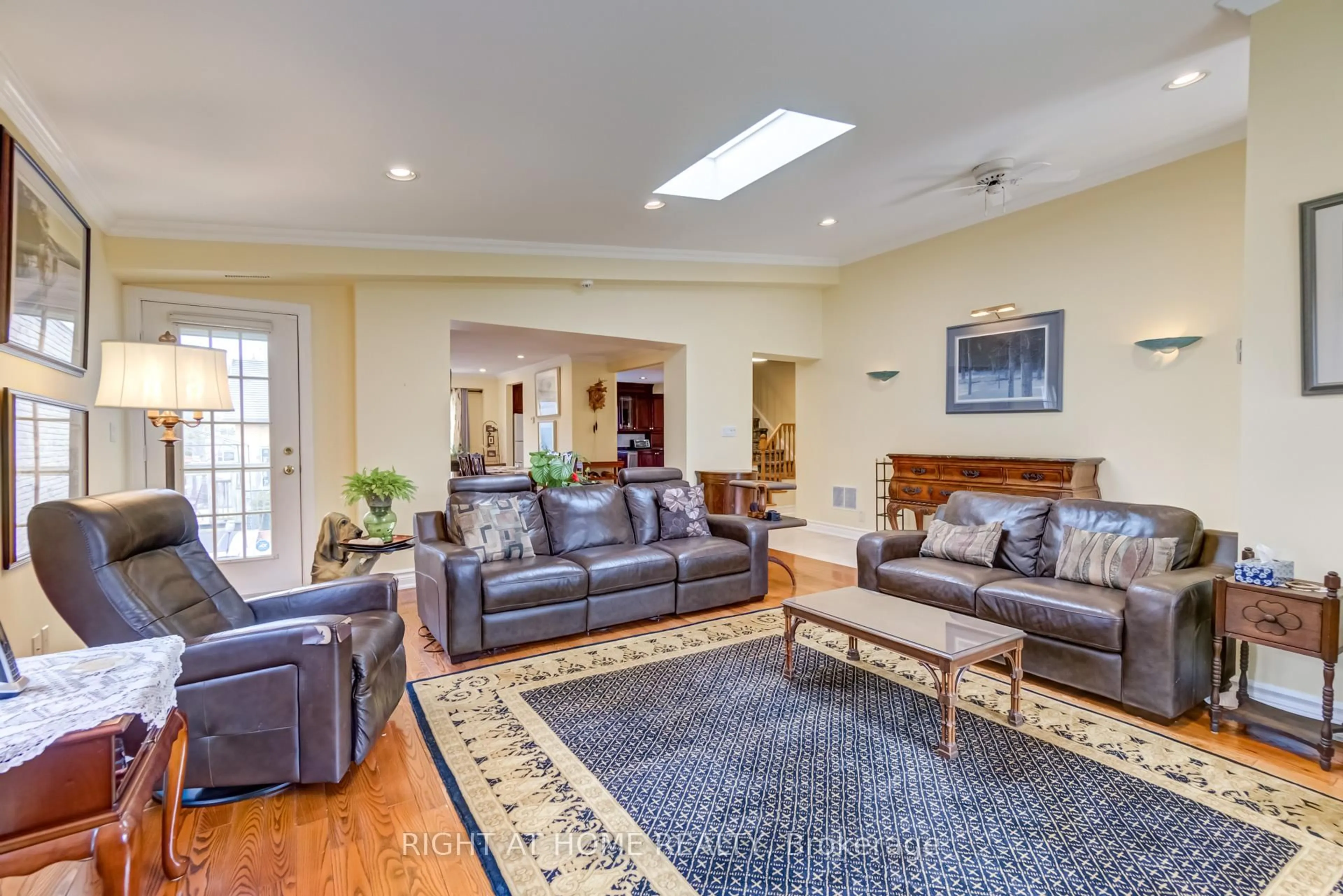 Living room with furniture, unknown for 27 Sir Kay Dr, Markham Ontario L3P 2Y9