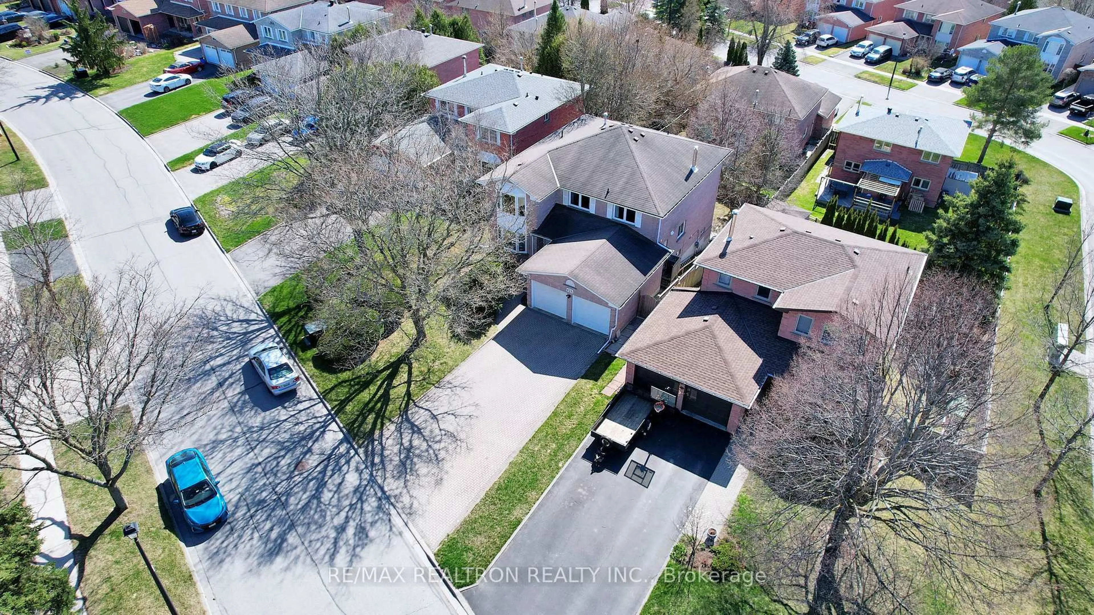 A pic from outside/outdoor area/front of a property/back of a property/a pic from drone, street for 426 Herridge Circ, Newmarket Ontario L3Y 7H6