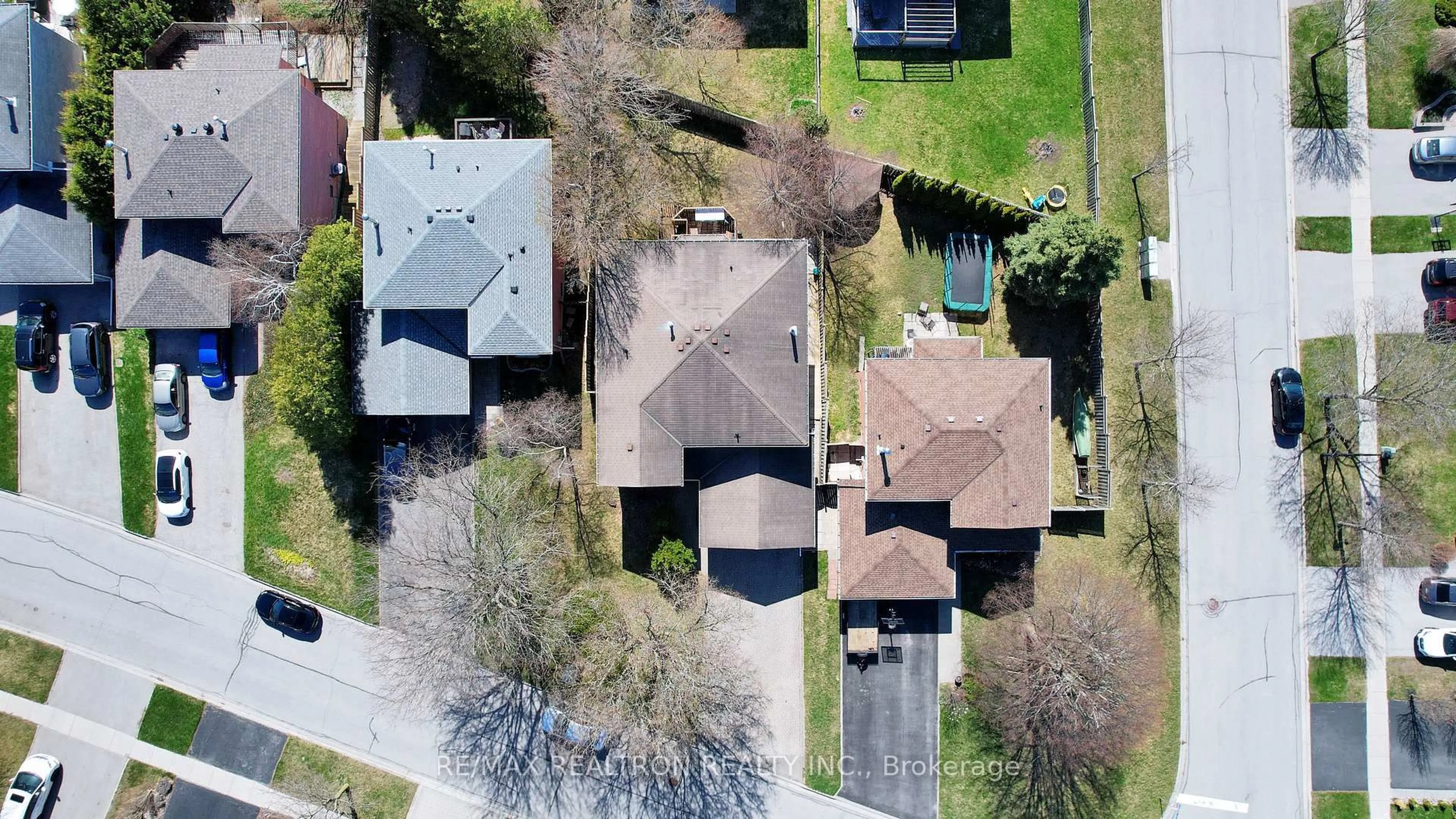 A pic from outside/outdoor area/front of a property/back of a property/a pic from drone, street for 426 Herridge Circ, Newmarket Ontario L3Y 7H6