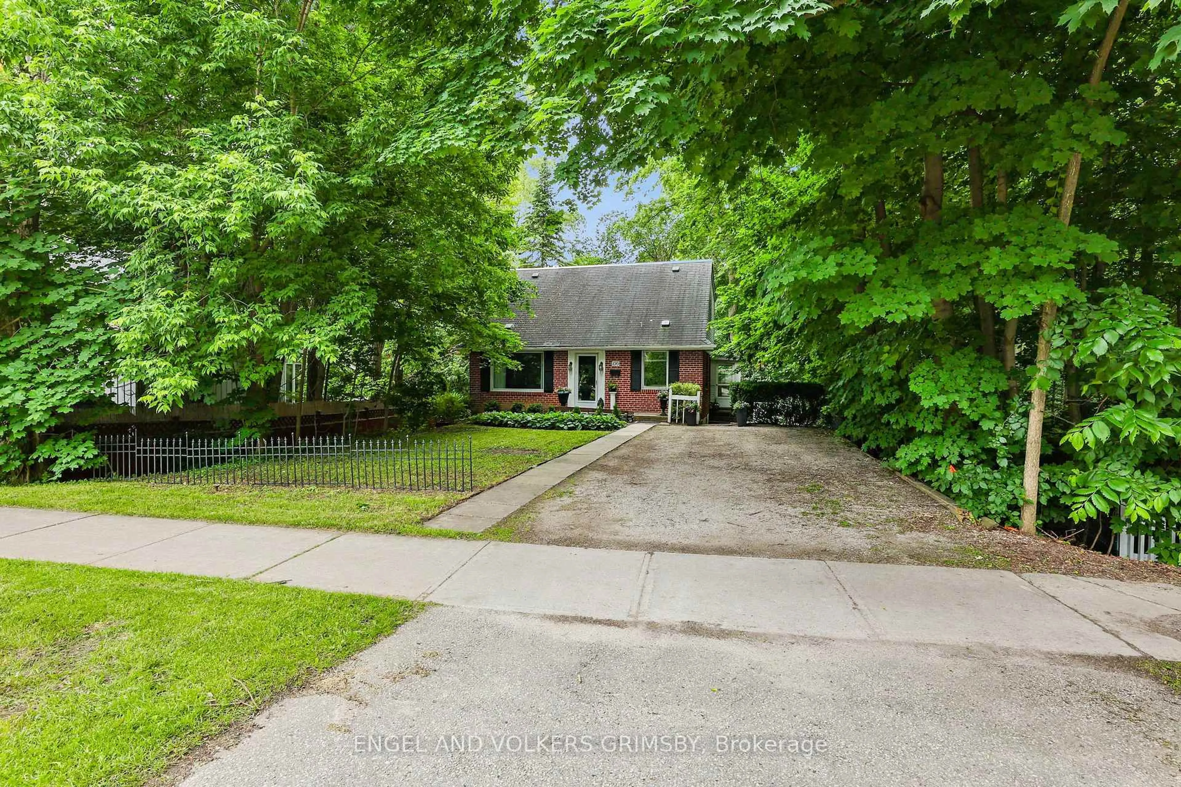 A pic from outside/outdoor area/front of a property/back of a property/a pic from drone, street for 109 Centre St, Vaughan Ontario L4J 1G3