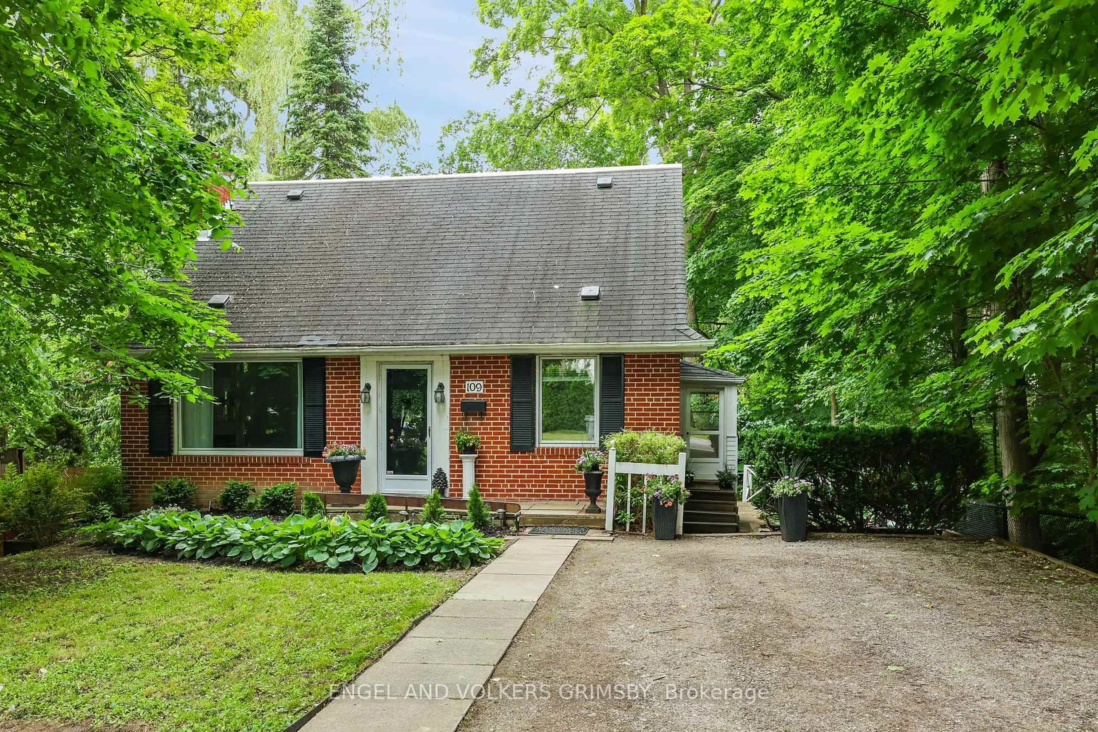 Home with brick exterior material, street for 109 Centre St, Vaughan Ontario L4J 1G3