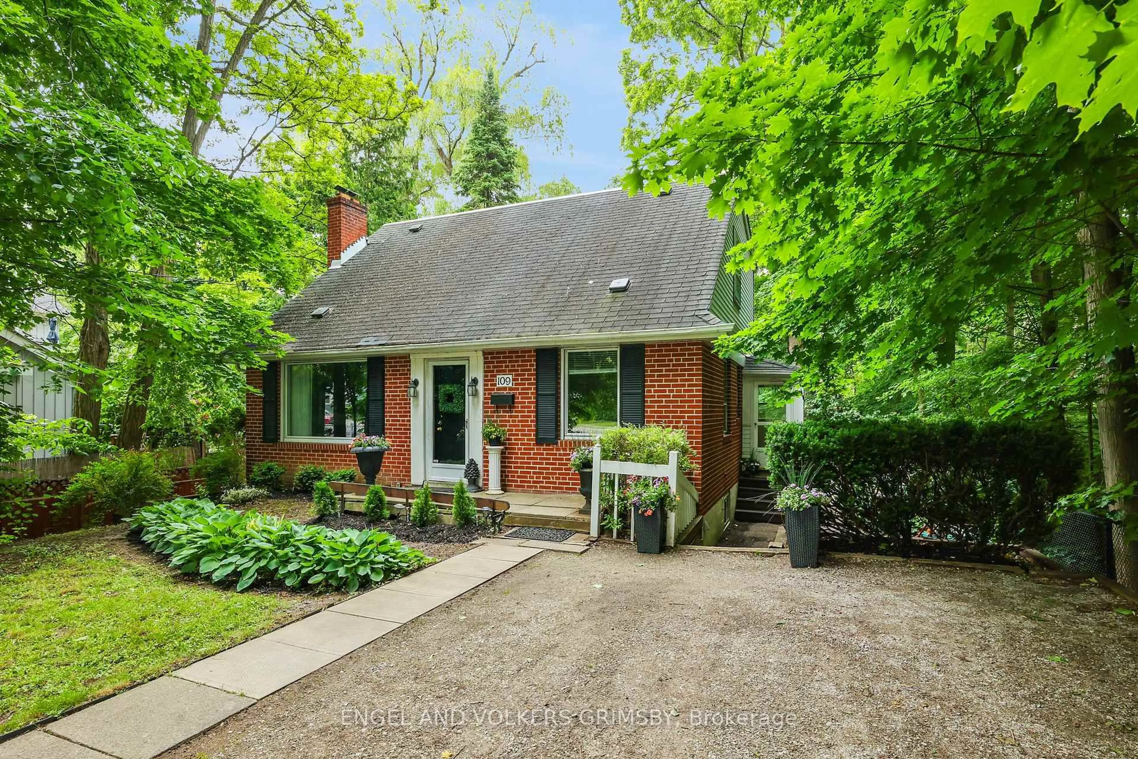 Home with brick exterior material, street for 109 Centre St, Vaughan Ontario L4J 1G3