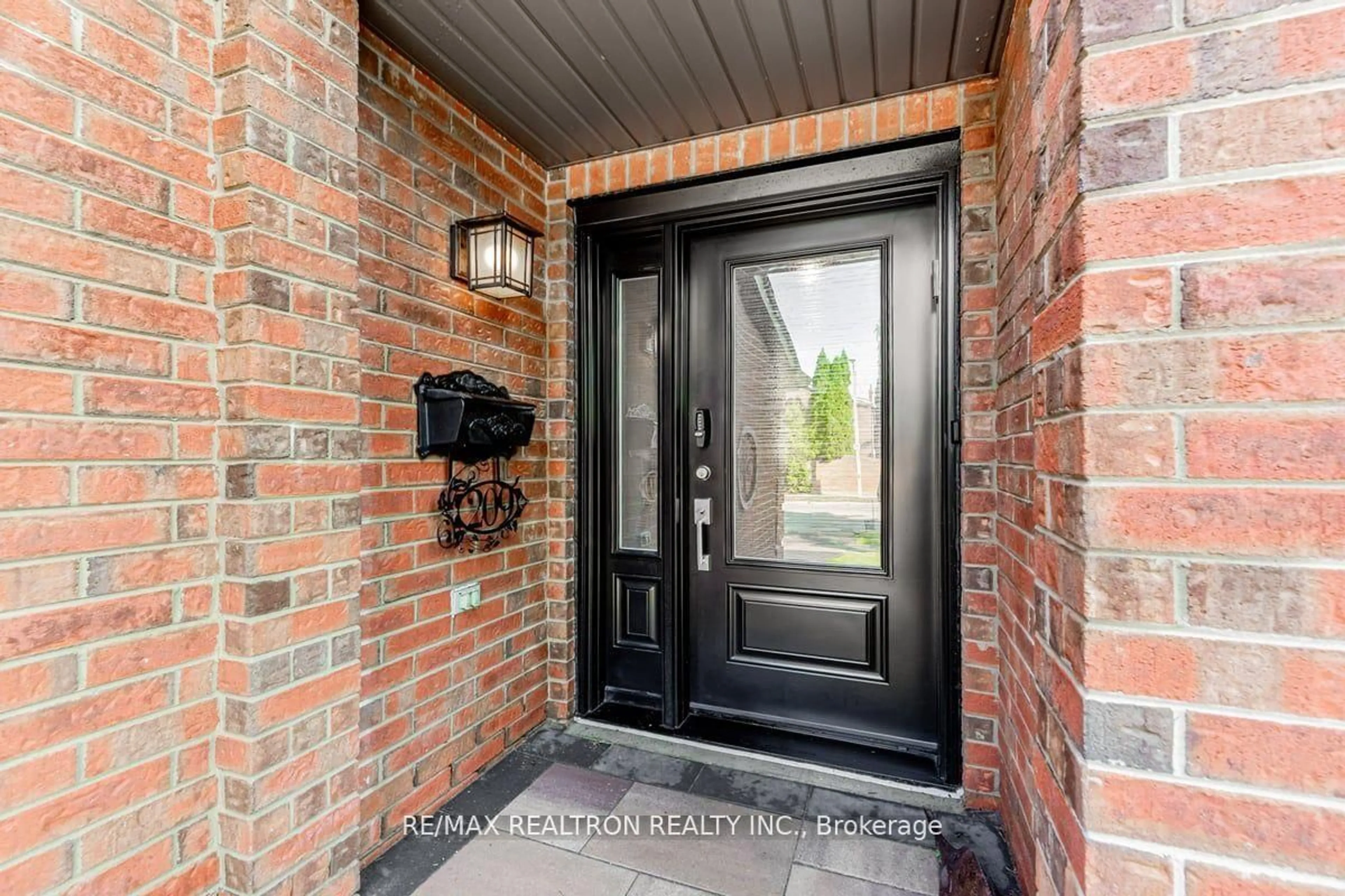 Indoor entryway for 209 Charles St, Vaughan Ontario L4J 3A2