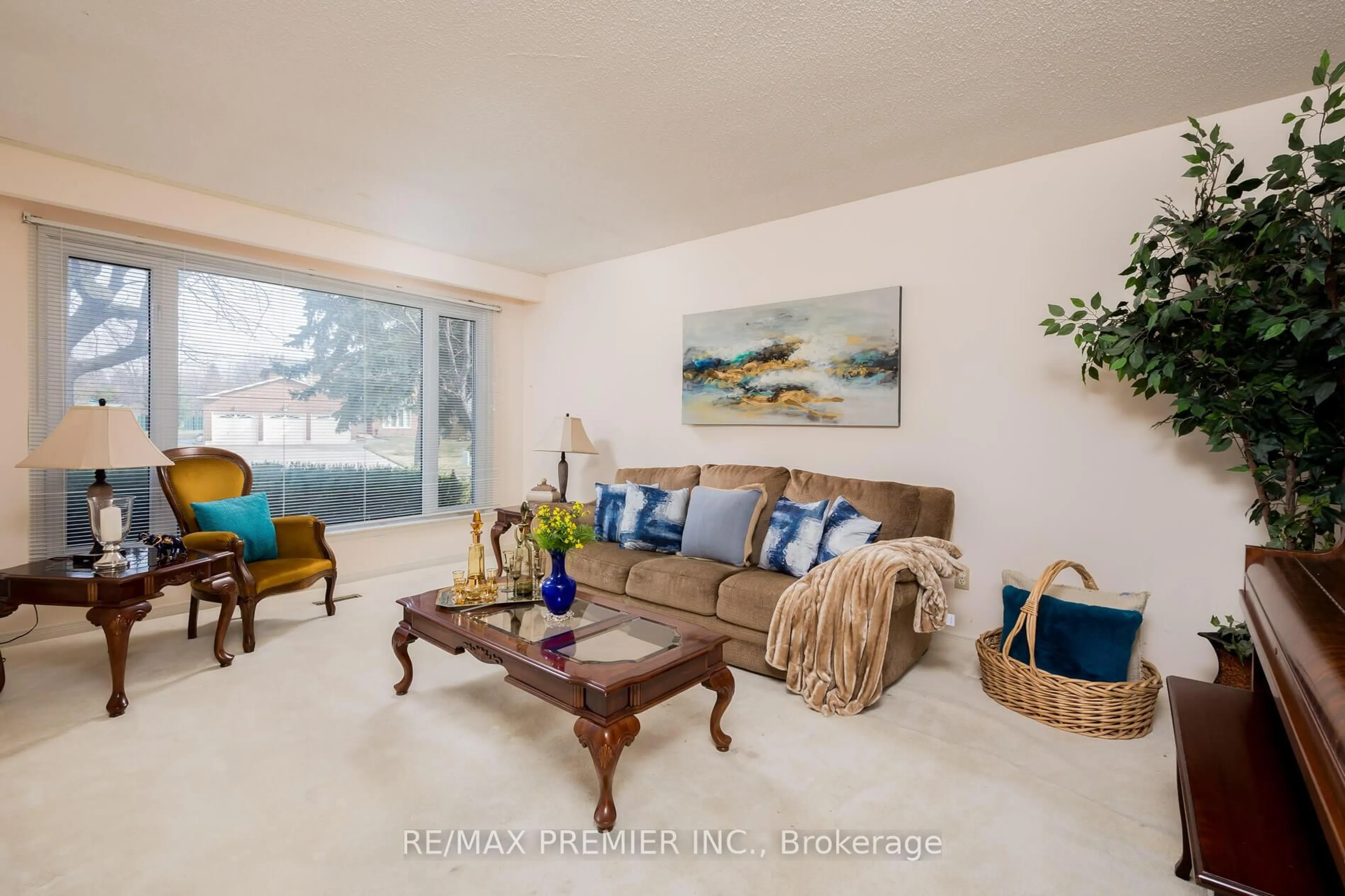 Living room with furniture, unknown for 67 Airdrie Dr, Vaughan Ontario L4L 1C7