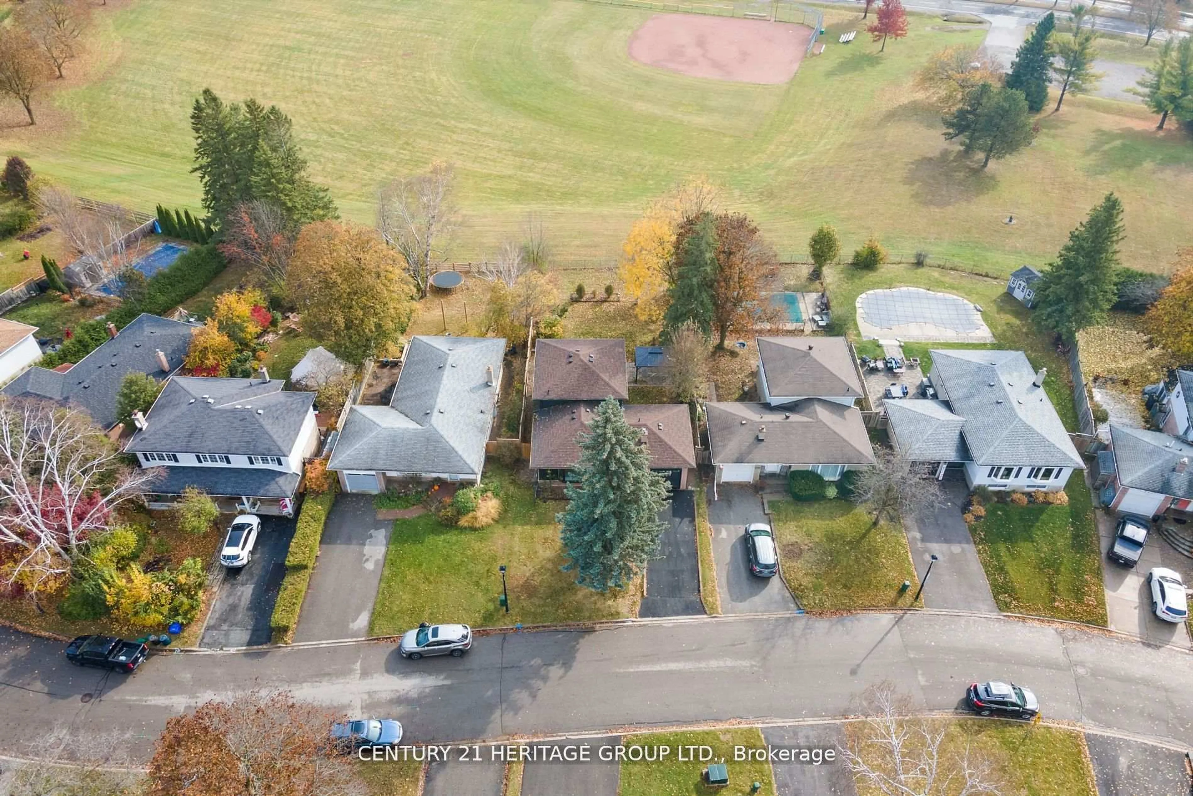 A pic from outside/outdoor area/front of a property/back of a property/a pic from drone, street for 298 Roywood Cres, Newmarket Ontario L3Y 1A5