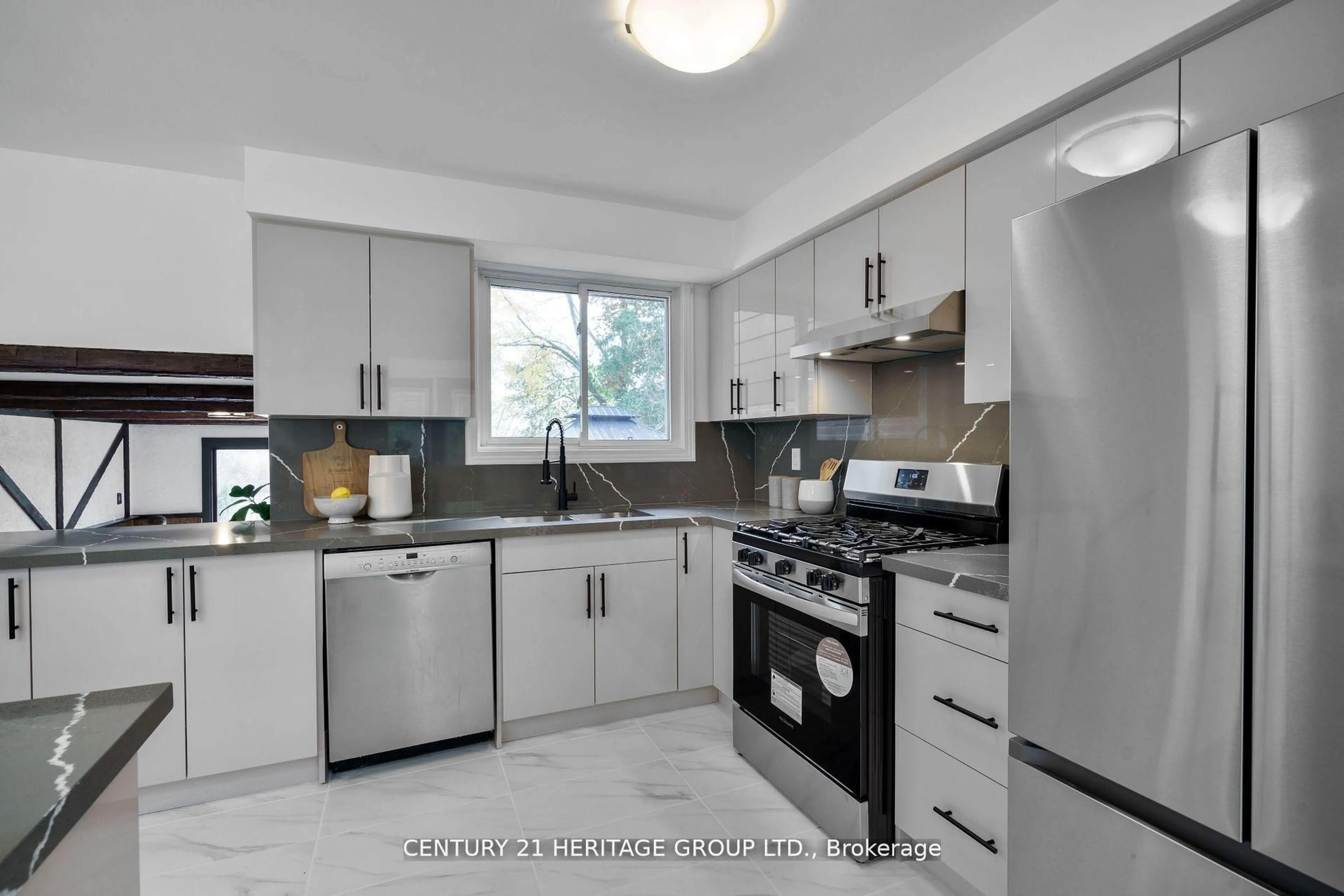 Unknown for 298 Roywood Cres, Newmarket Ontario L3Y 1A5