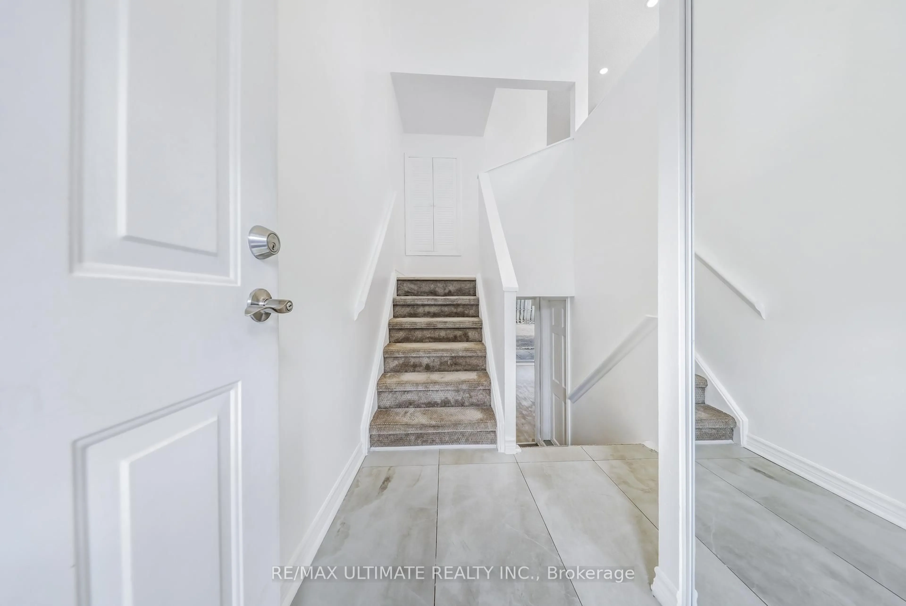 Stairs for 1768 John St, Markham Ontario L3T 1Y9