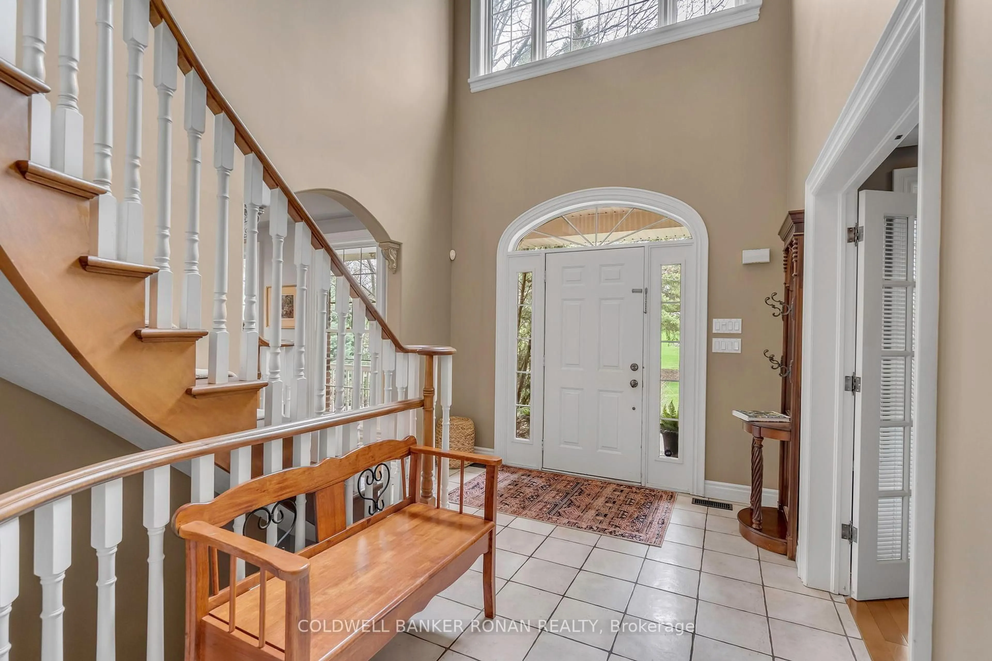 Indoor entryway for 38 Tecumseth Heights Dr, New Tecumseth Ontario L0G 1W0