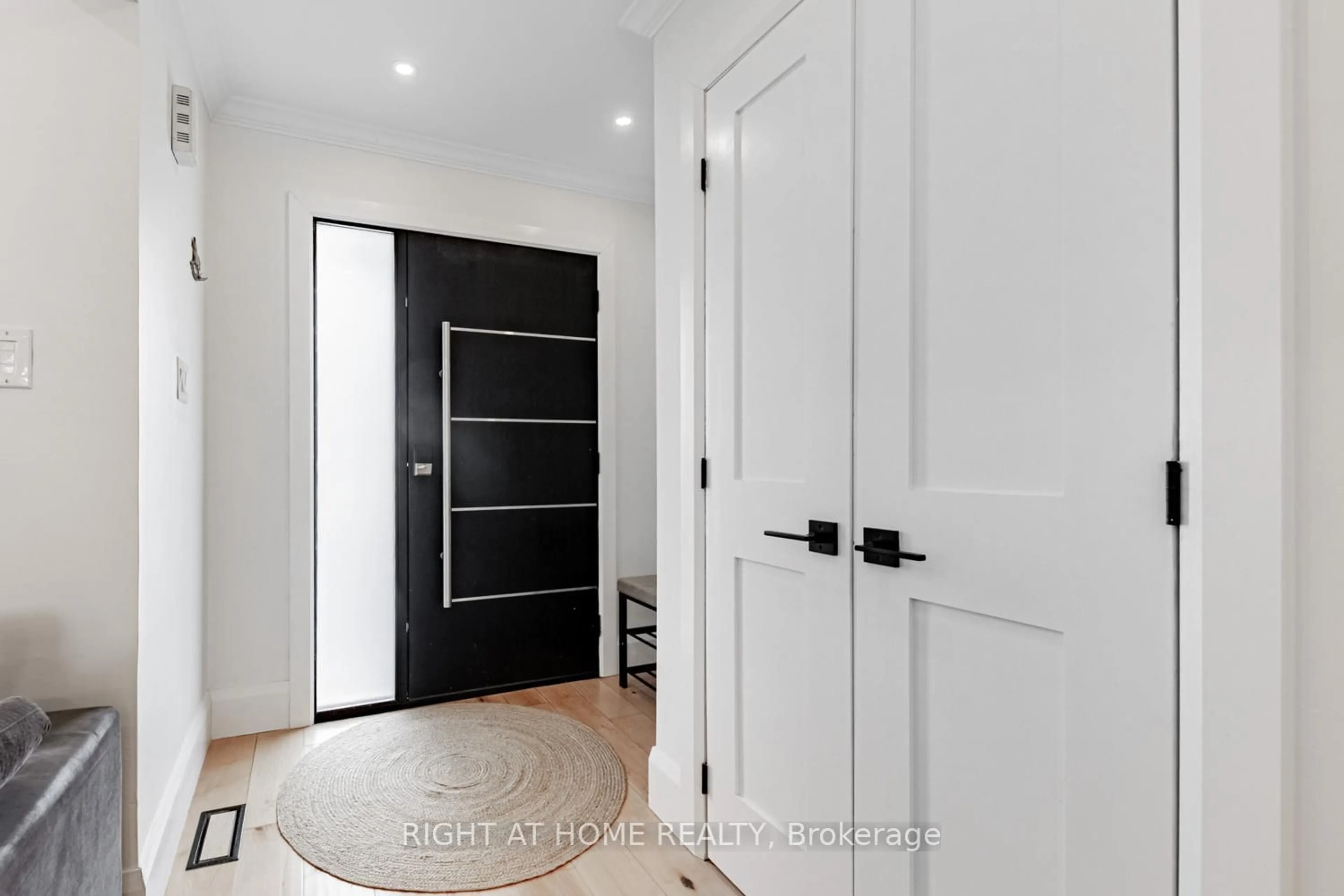 Indoor entryway for 255 Montebello Ave, Vaughan Ontario L4H 1L6