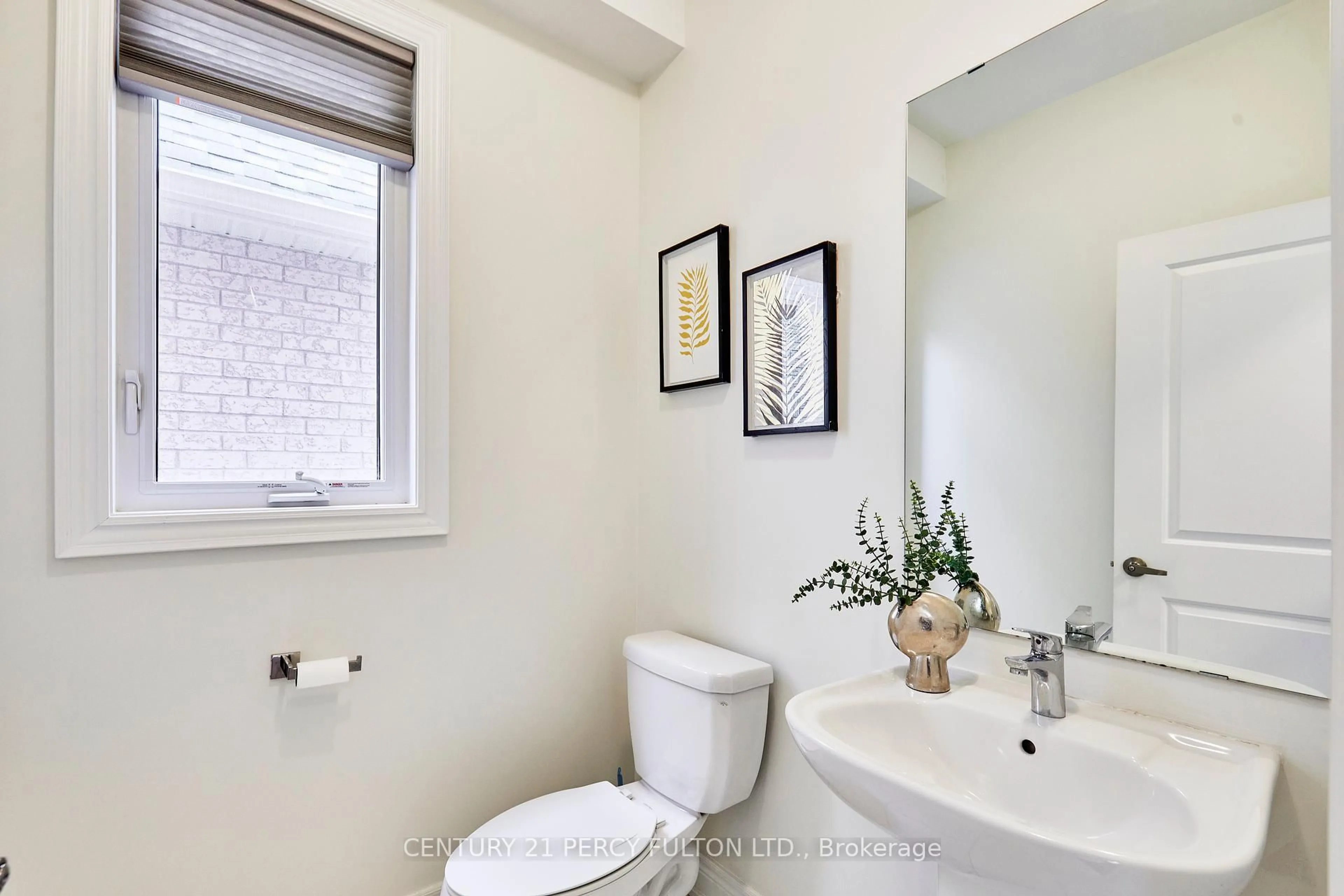 Contemporary bathroom, ceramic/tile floor for 23 Bruce Welch Ave, Georgina Ontario L4P 0J1