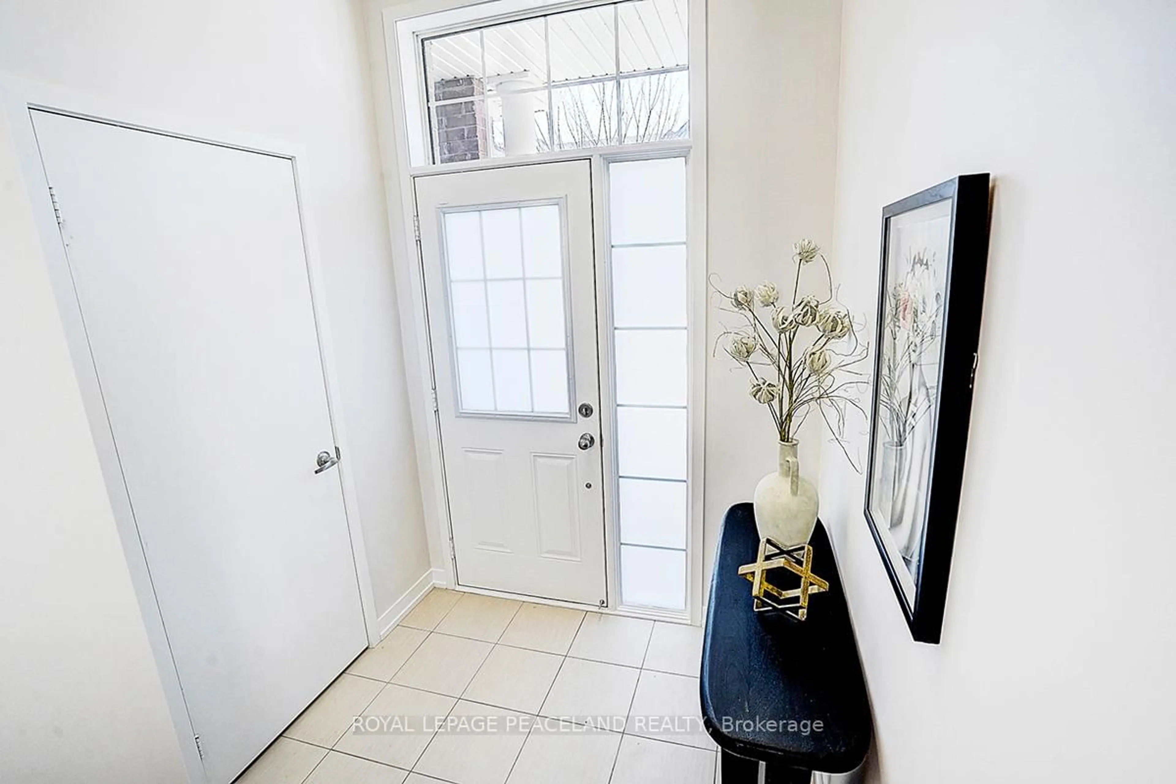 Indoor entryway for 103 Knott End Cres, Newmarket Ontario L3X 3A8