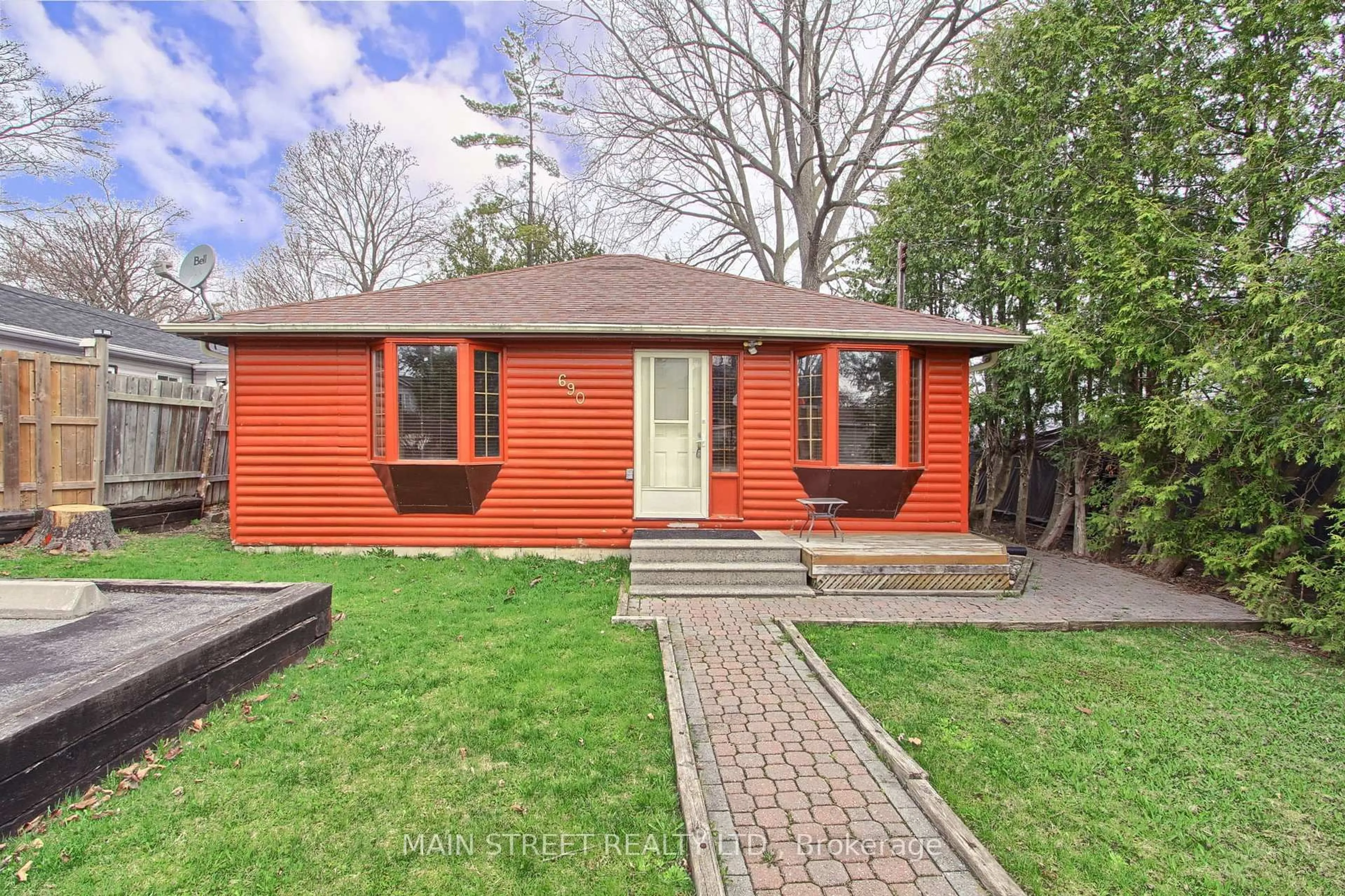 Home with brick exterior material, street for 690 Hastings Ave, Innisfil Ontario L9S 1Z3