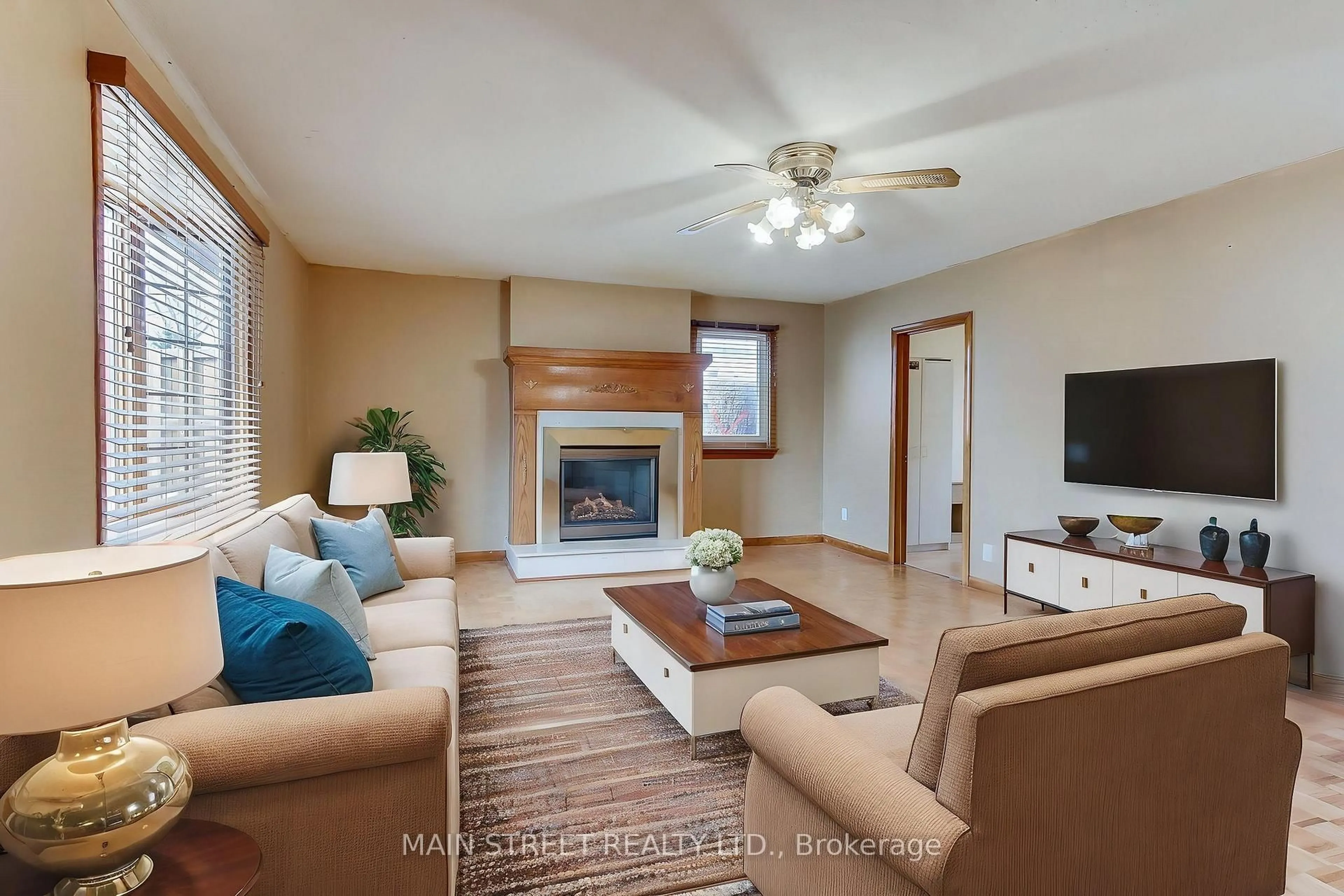 Living room with furniture, unknown for 690 Hastings Ave, Innisfil Ontario L9S 1Z3