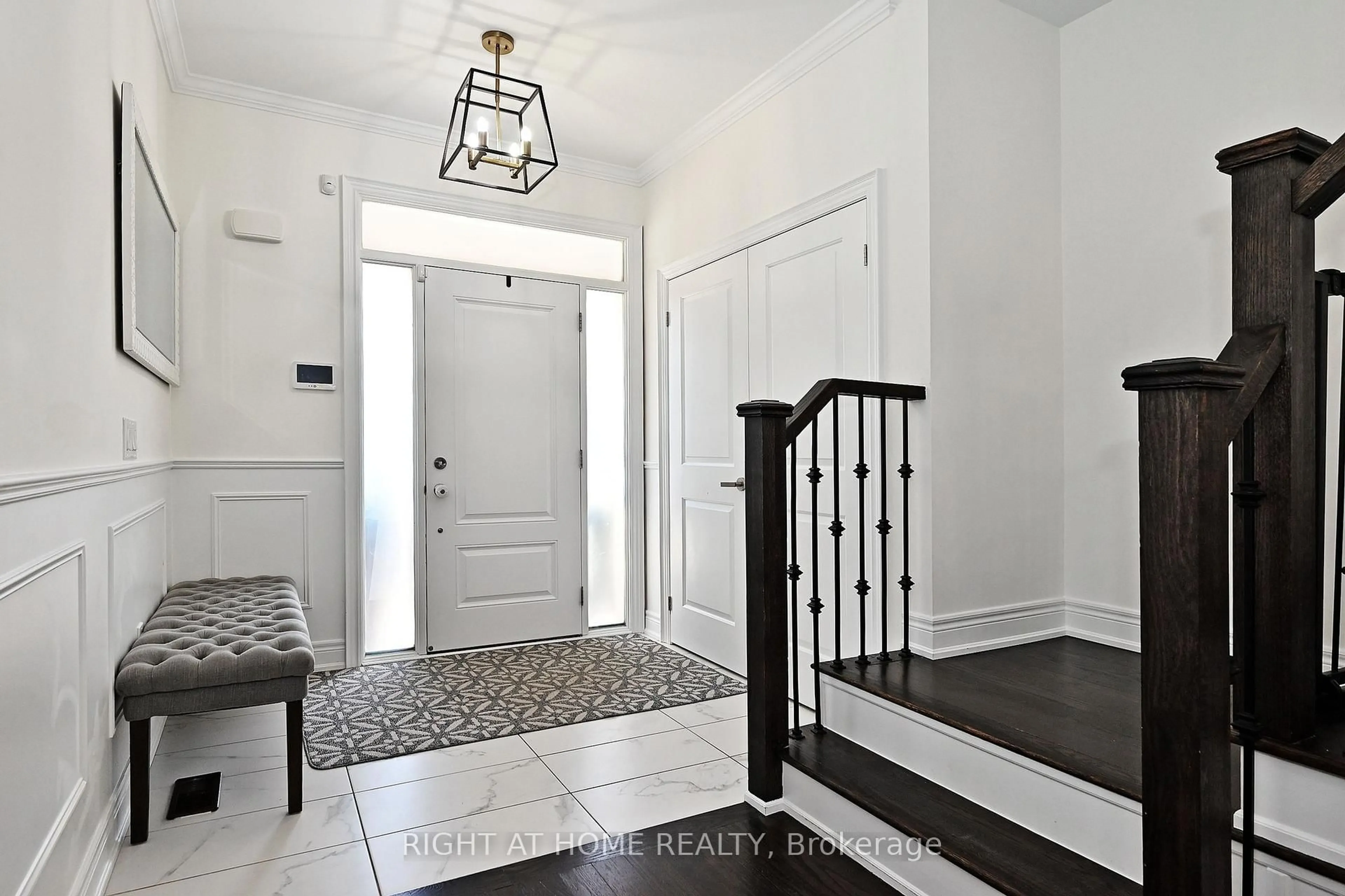 Indoor entryway for 54 Blazing Star St, East Gwillimbury Ontario L9N 0S1