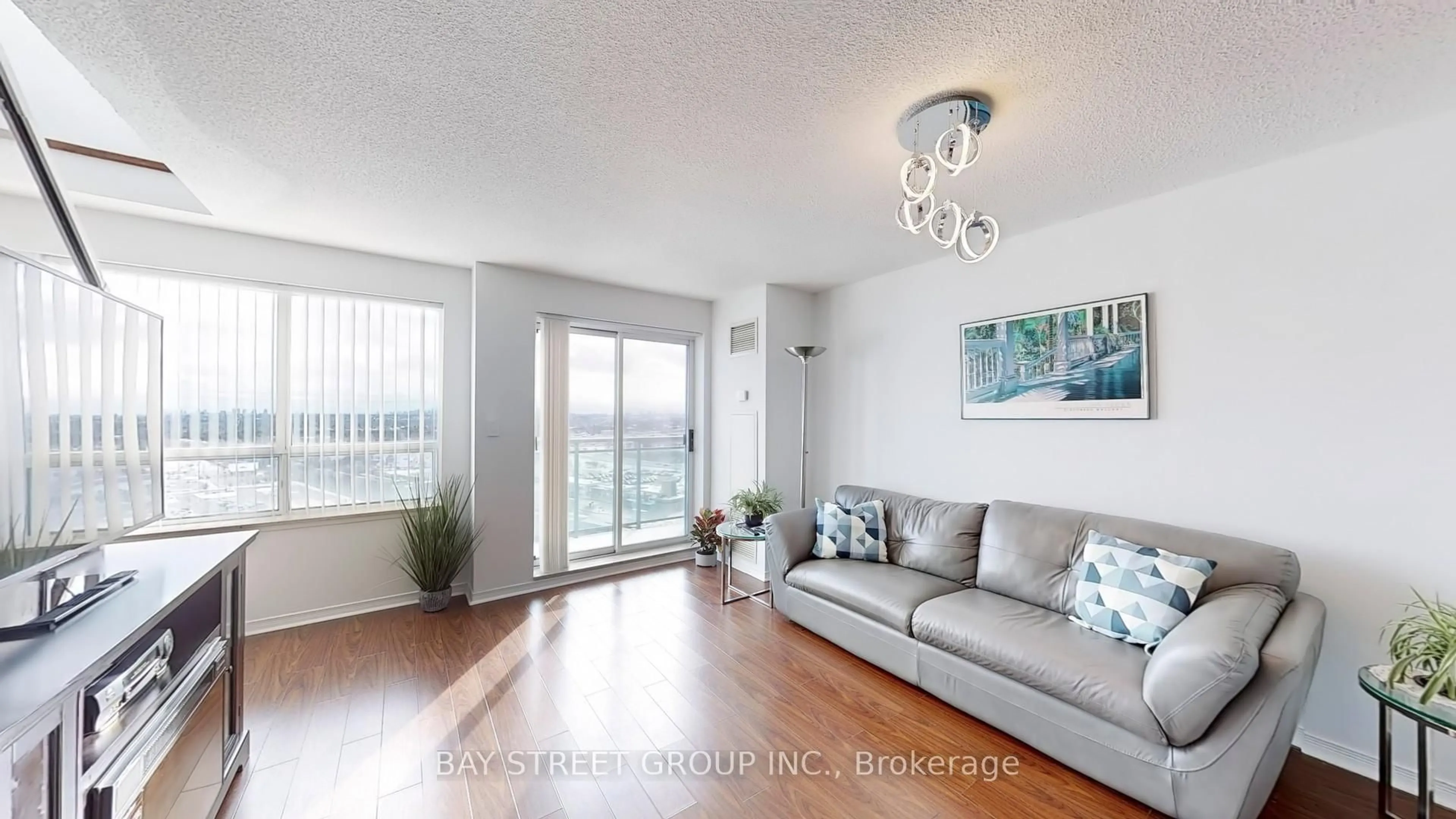 Living room with furniture, wood/laminate floor for 39 Oneida Cres #LPH19, Richmond Hill Ontario L4B 4T9