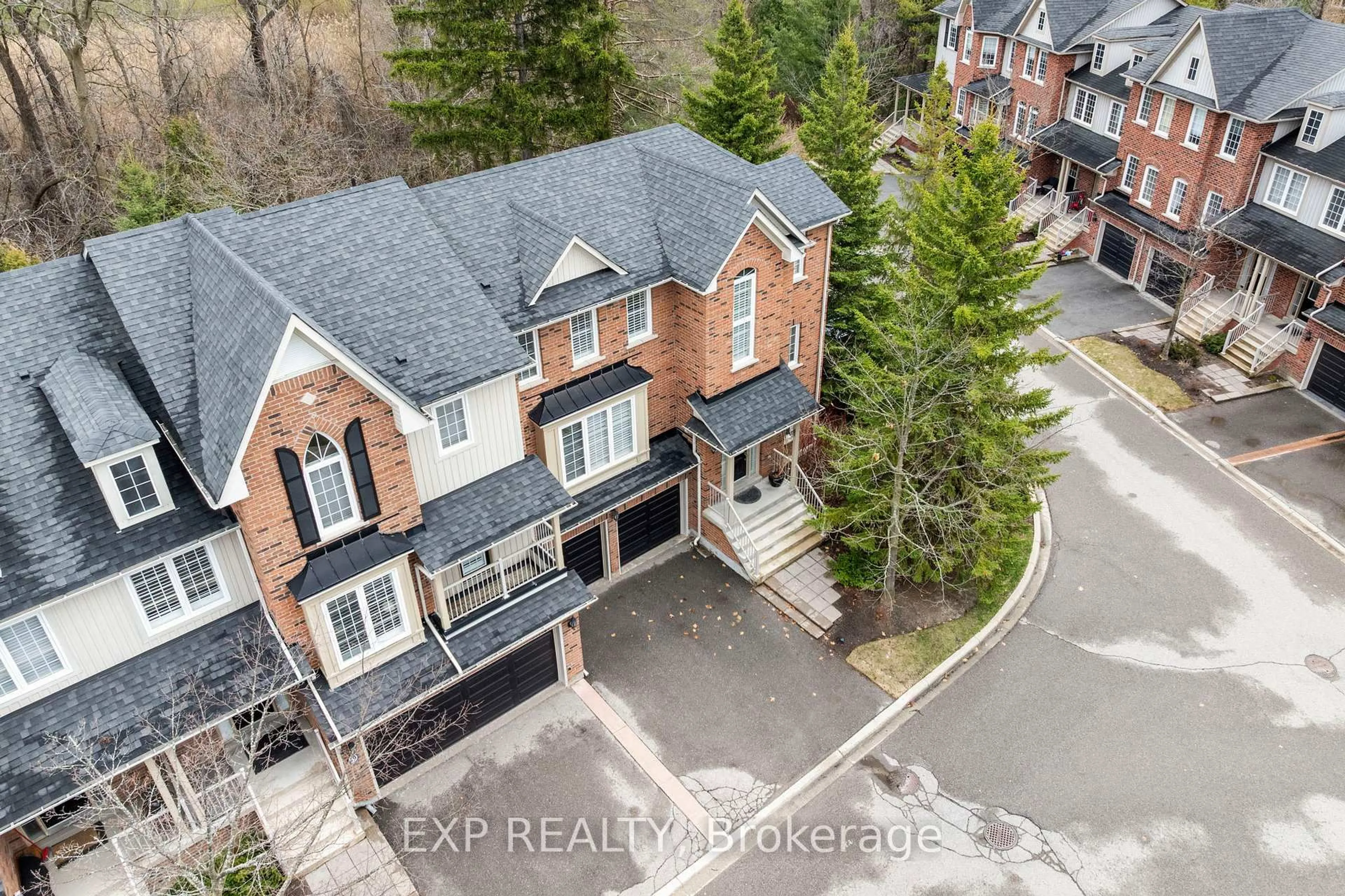 A pic from outside/outdoor area/front of a property/back of a property/a pic from drone, street for 100 Elgin Mills Rd #18, Richmond Hill Ontario L4C 0R8