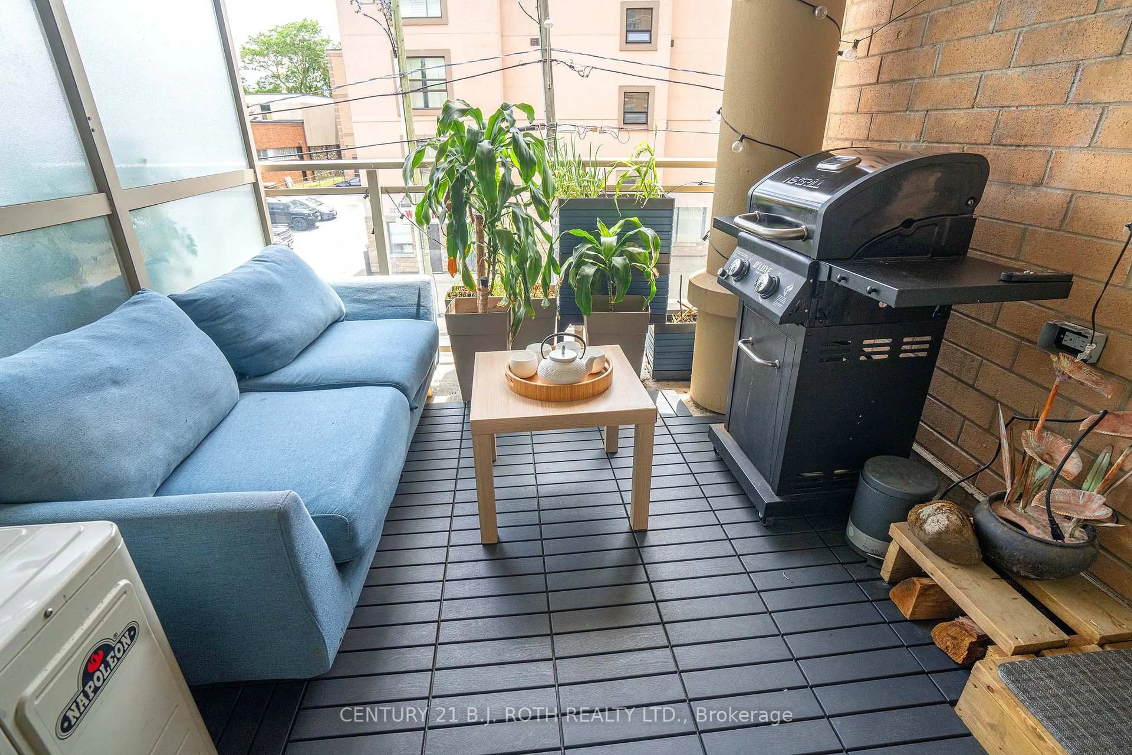 Patio, street for 15277 Yonge St #313, Aurora Ontario L4G 1Y3