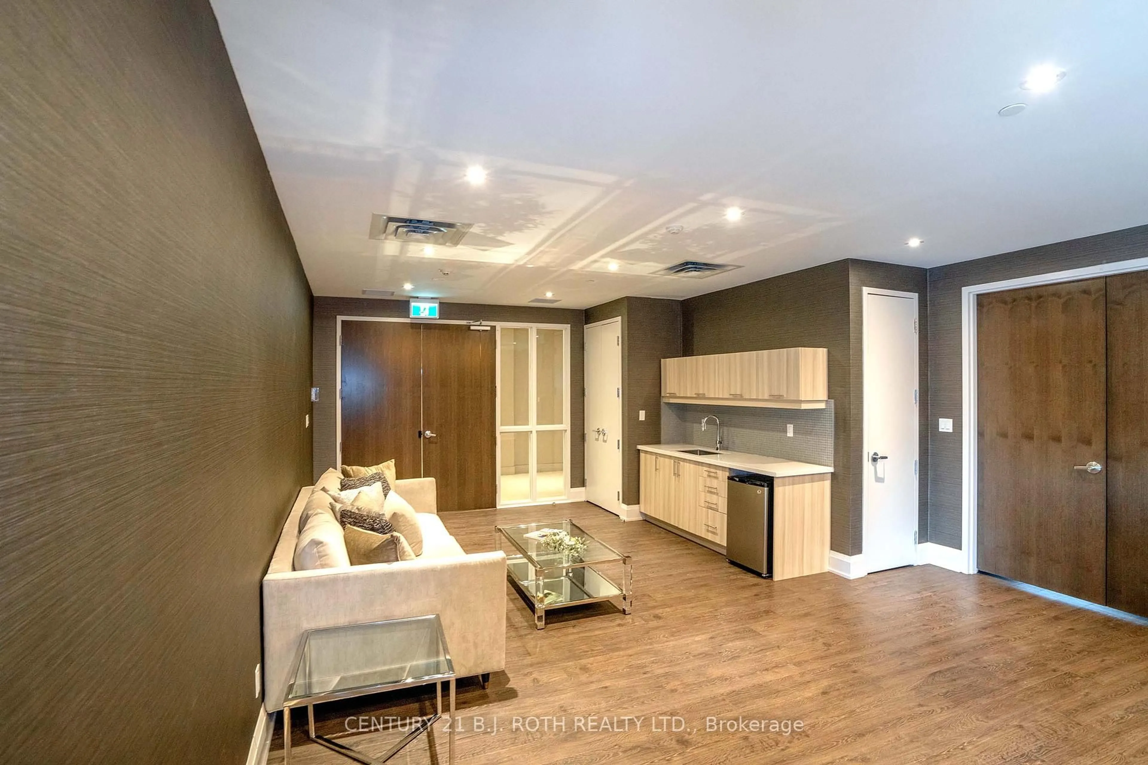 Unknown for 15277 Yonge St #313, Aurora Ontario L4G 1Y3