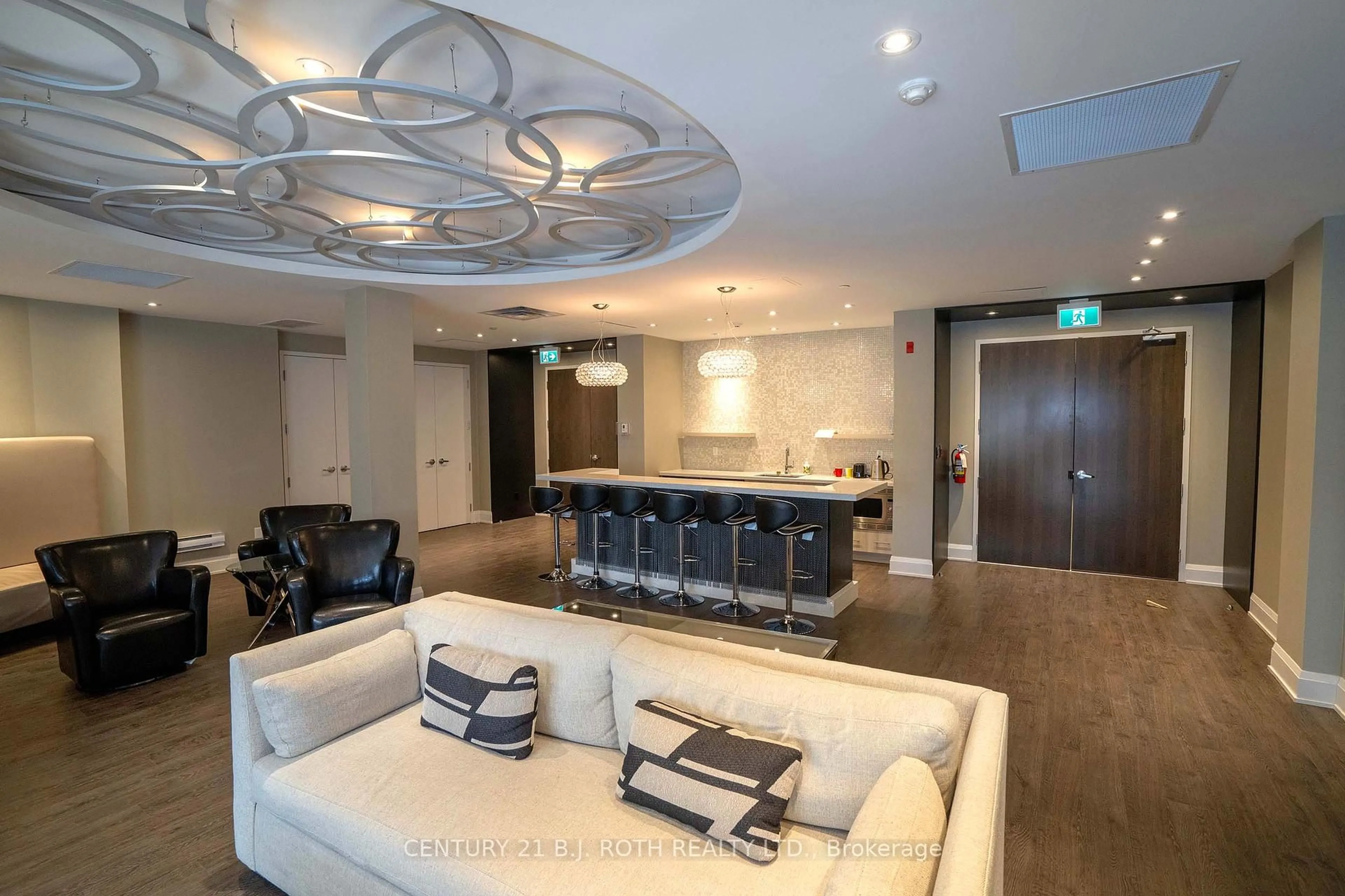 Unknown for 15277 Yonge St #313, Aurora Ontario L4G 1Y3