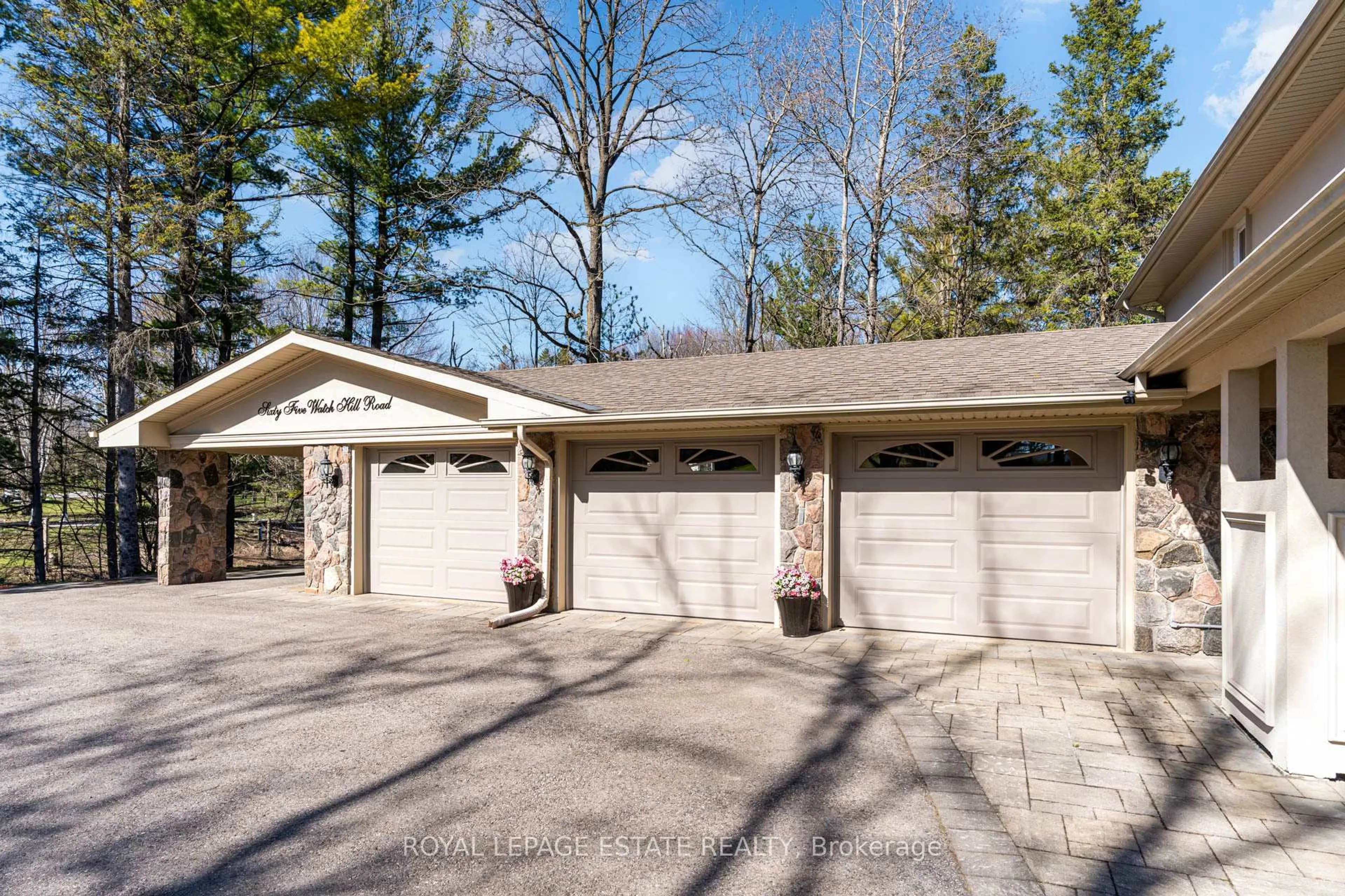 Indoor garage for 65 Watch Hill Rd, King Ontario L7B 1K1