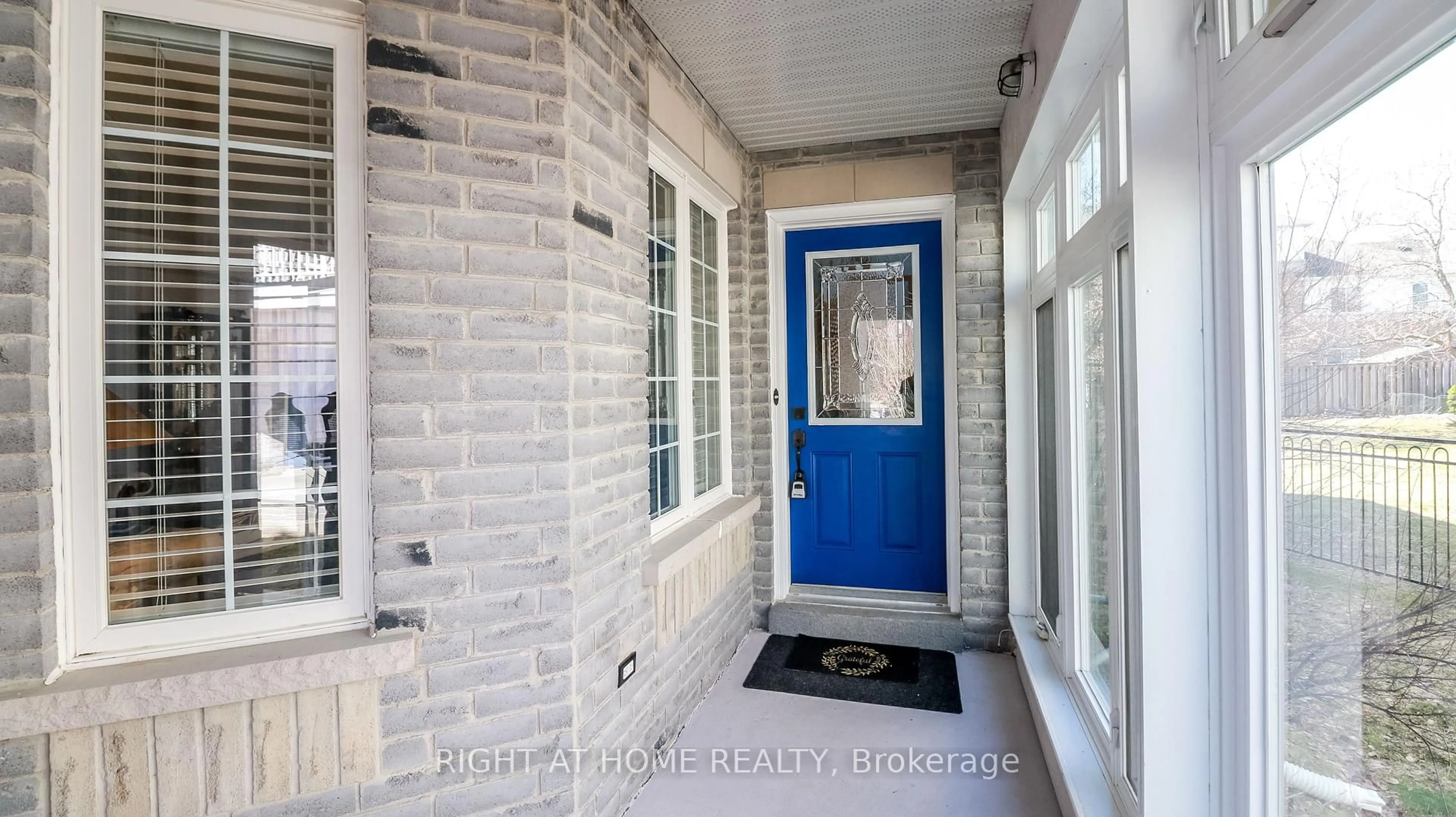 Indoor entryway for 2072 Wilson St, Innisfil Ontario L9S 4Y2