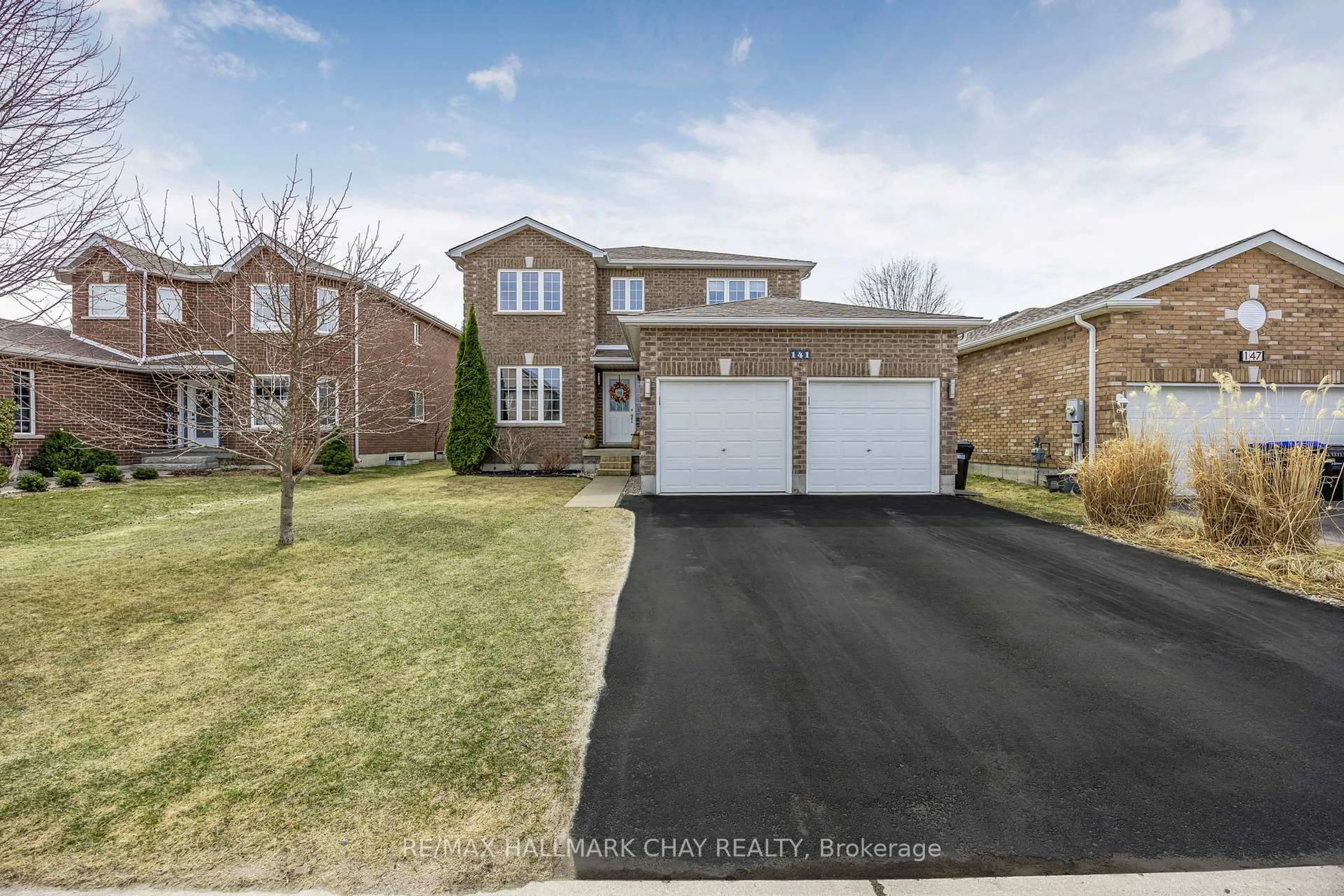 A pic from outside/outdoor area/front of a property/back of a property/a pic from drone, street for 141 Arnold Cres, Essa Ontario L3W 0R1