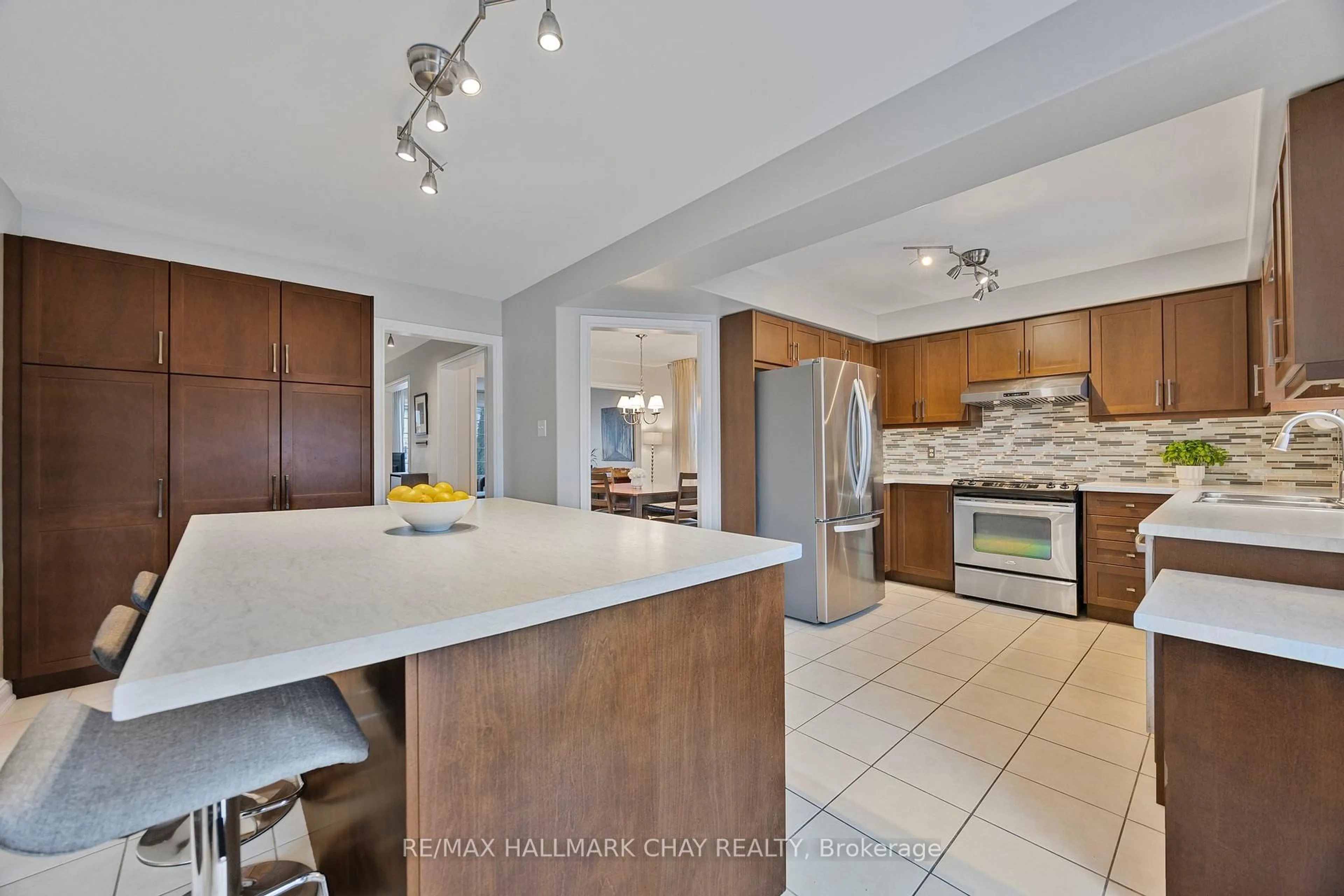 Open concept kitchen, ceramic/tile floor for 141 Arnold Cres, Essa Ontario L3W 0R1