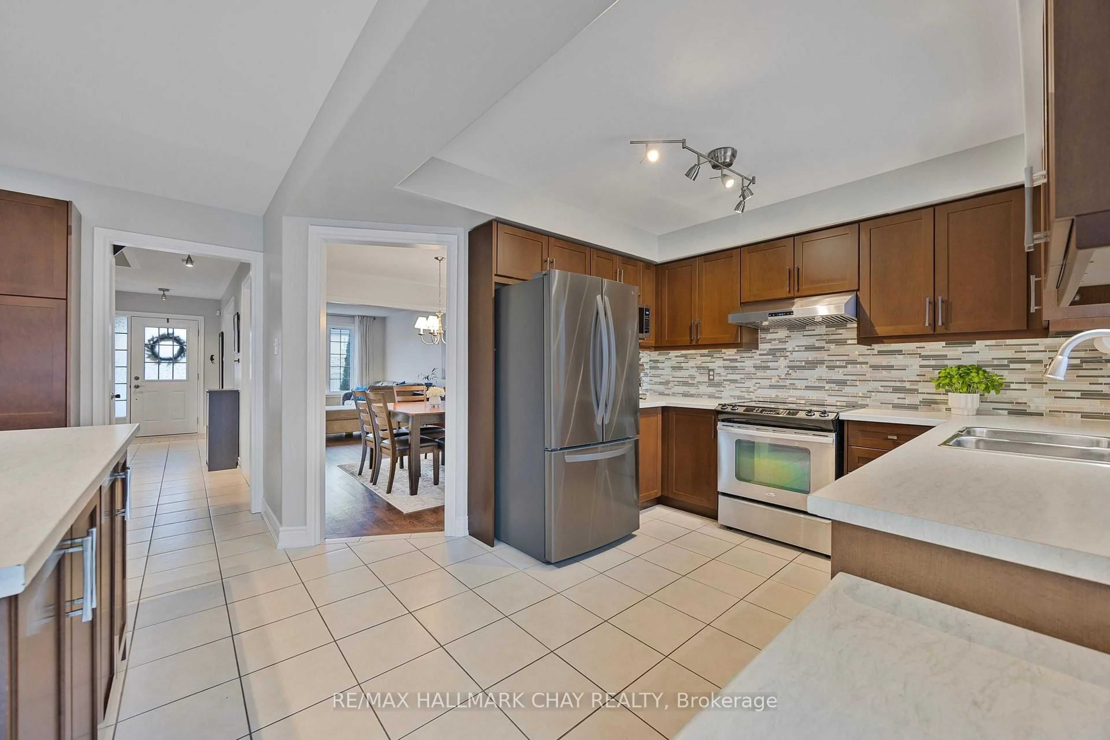 Open concept kitchen, ceramic/tile floor for 141 Arnold Cres, Essa Ontario L3W 0R1
