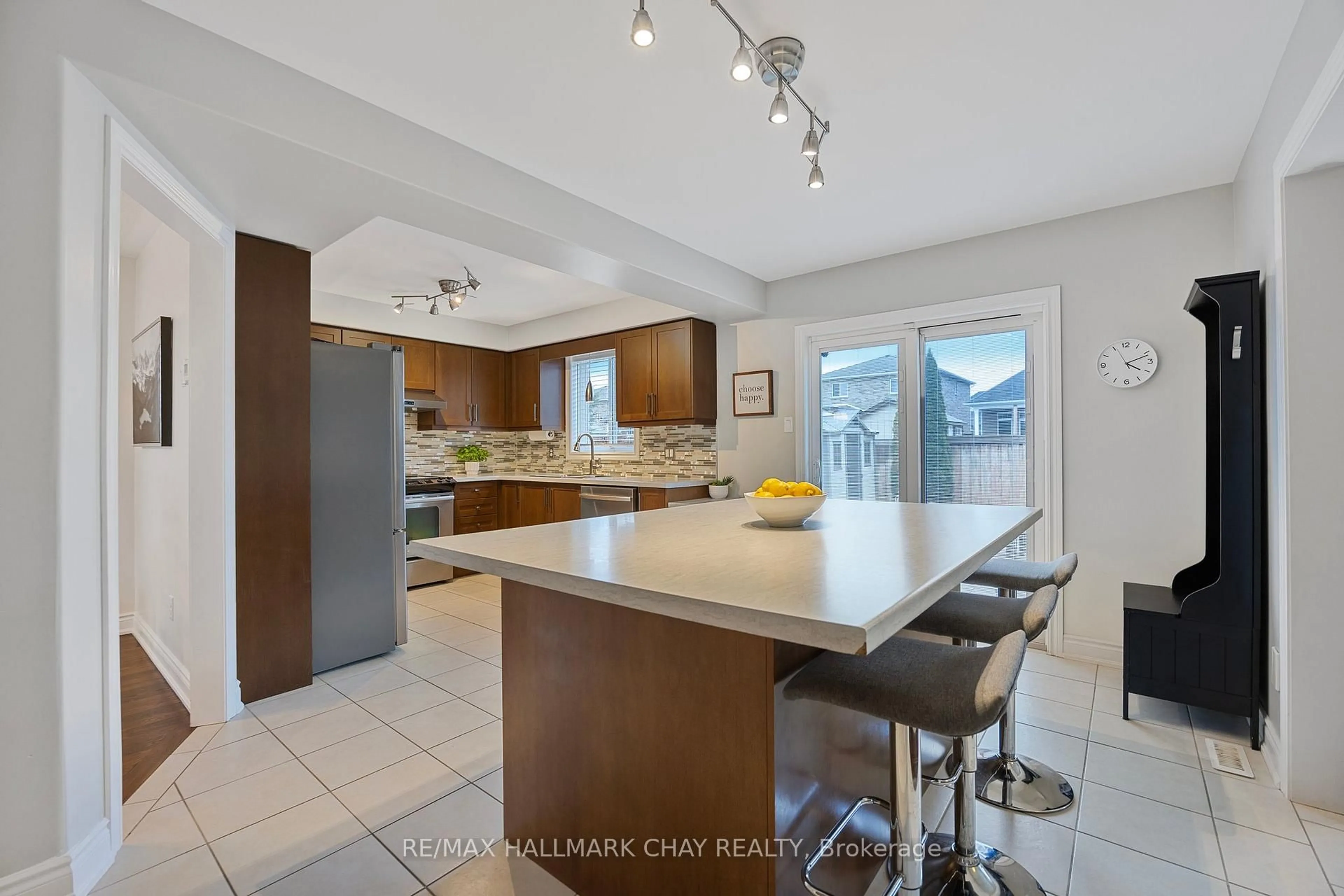 Open concept kitchen, ceramic/tile floor for 141 Arnold Cres, Essa Ontario L3W 0R1