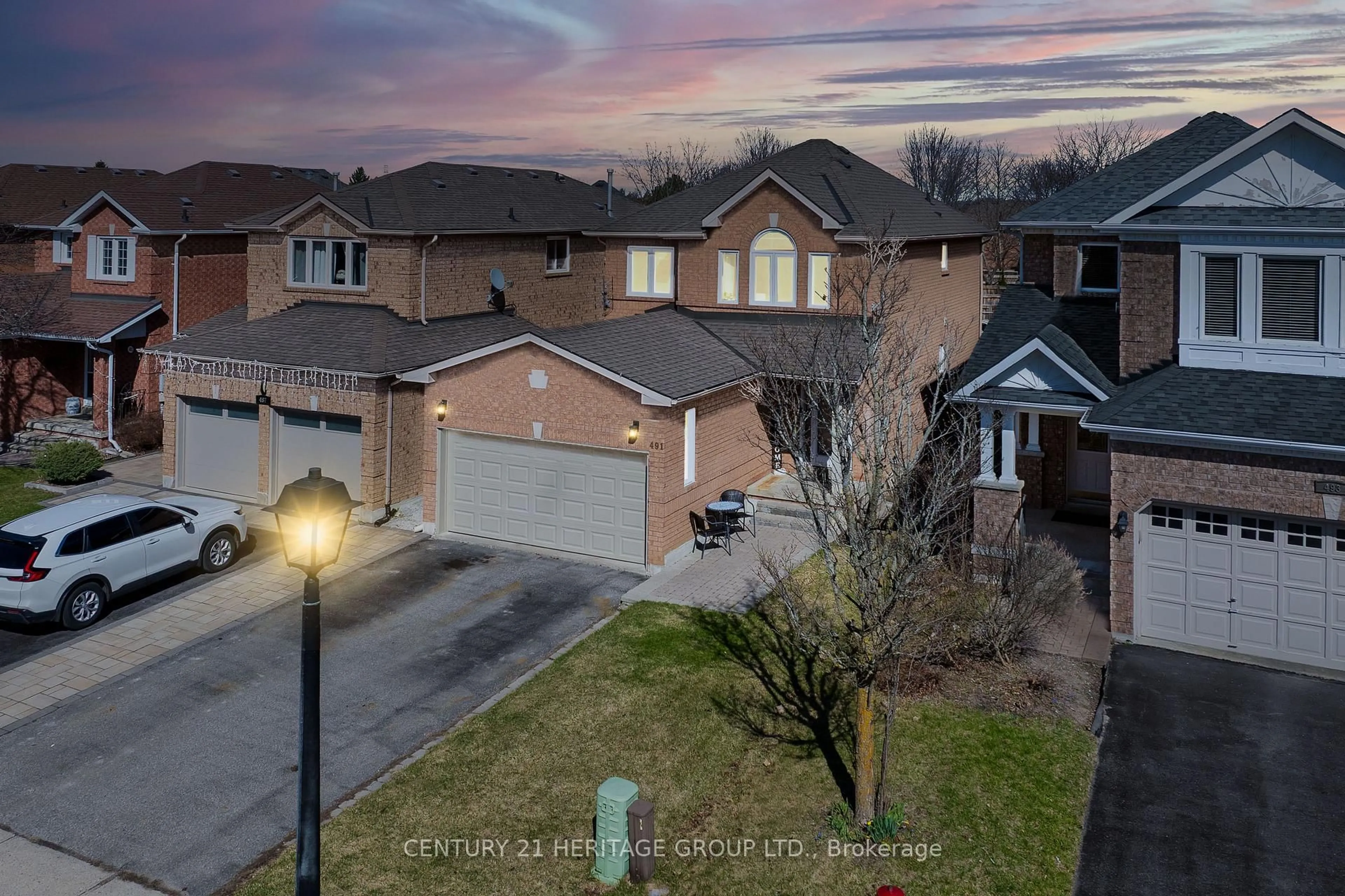 A pic from outside/outdoor area/front of a property/back of a property/a pic from drone, street for 491 Plantation Gate, Newmarket Ontario L3X 2C6