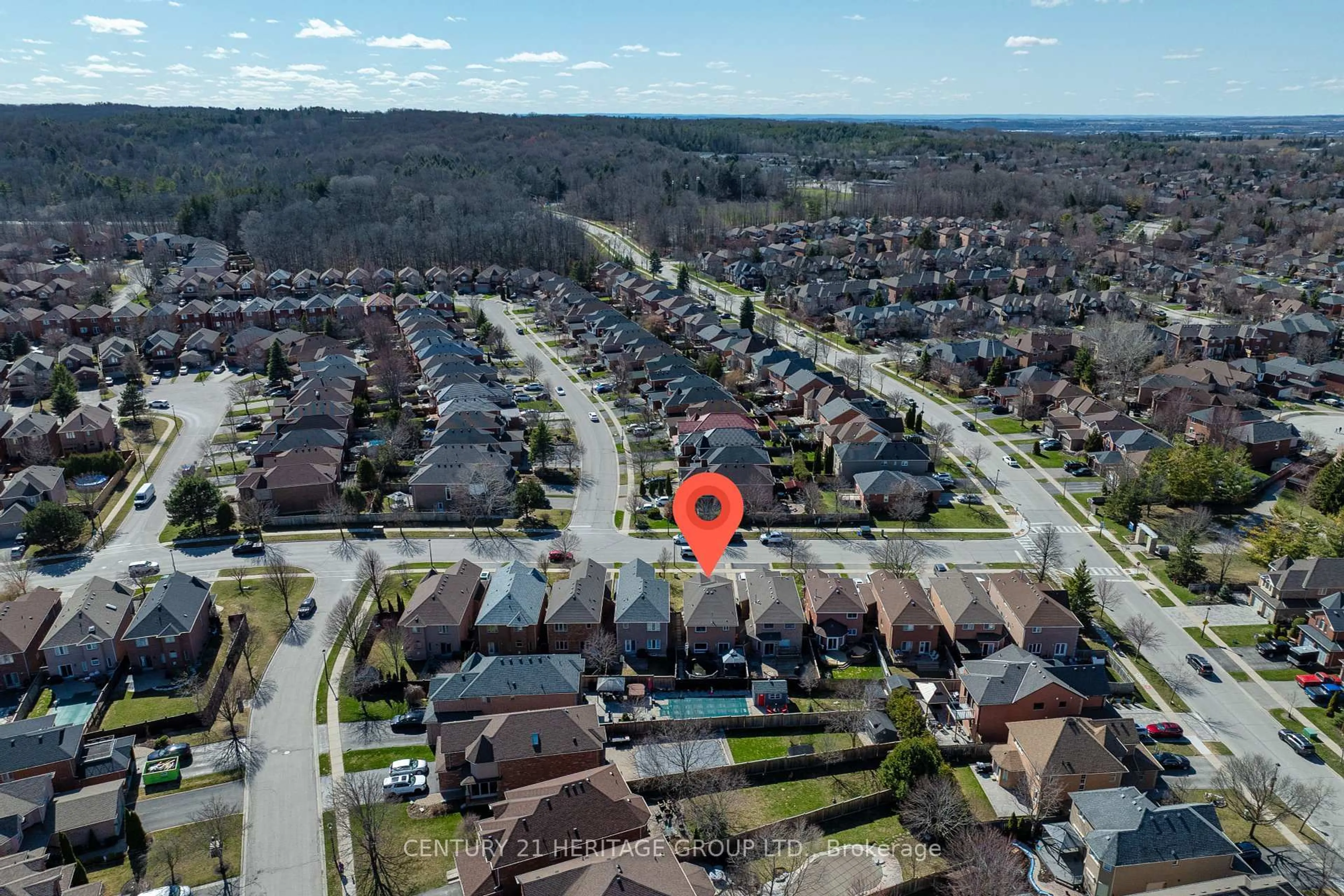 A pic from outside/outdoor area/front of a property/back of a property/a pic from drone, street for 491 Plantation Gate, Newmarket Ontario L3X 2C6
