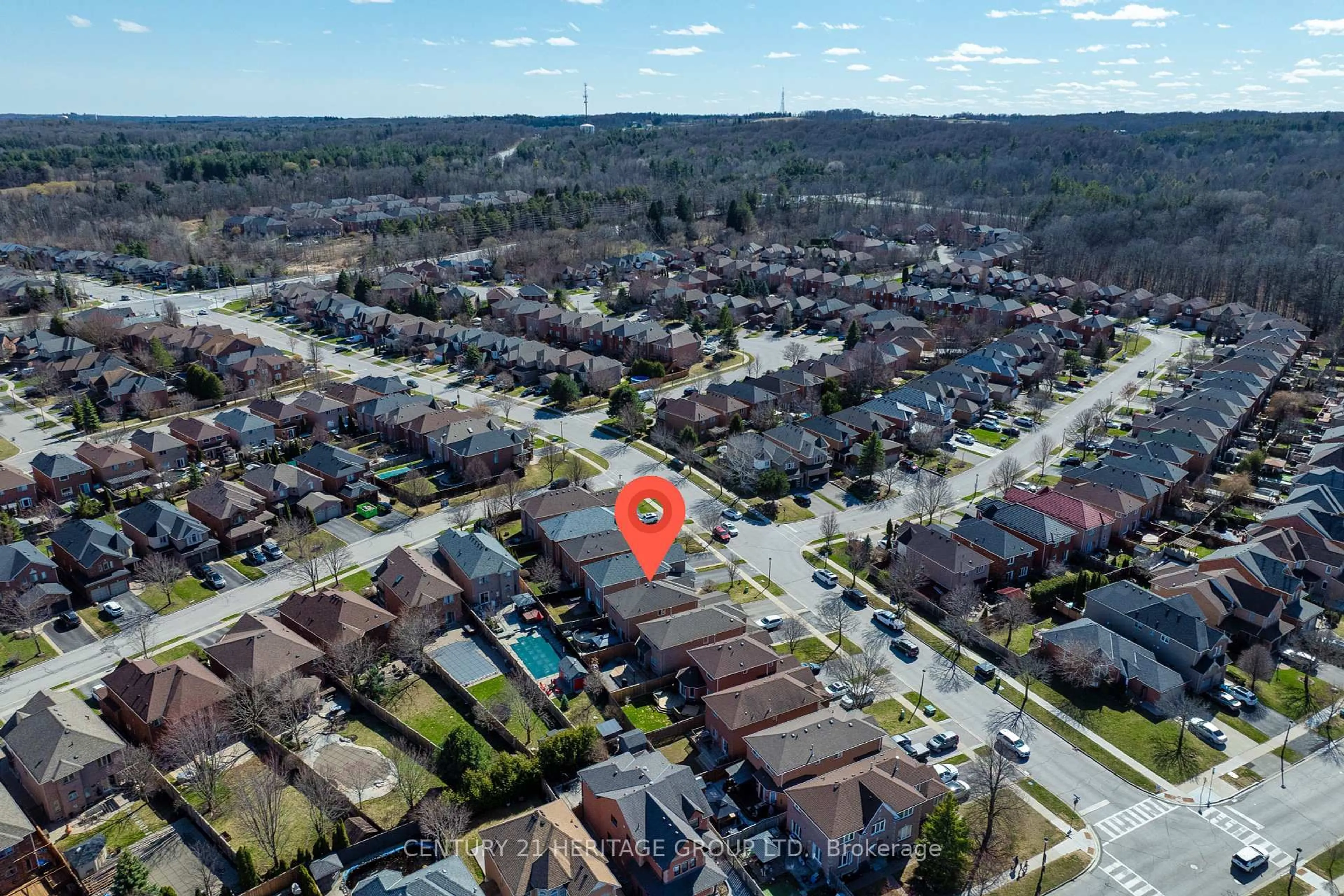 A pic from outside/outdoor area/front of a property/back of a property/a pic from drone, street for 491 Plantation Gate, Newmarket Ontario L3X 2C6