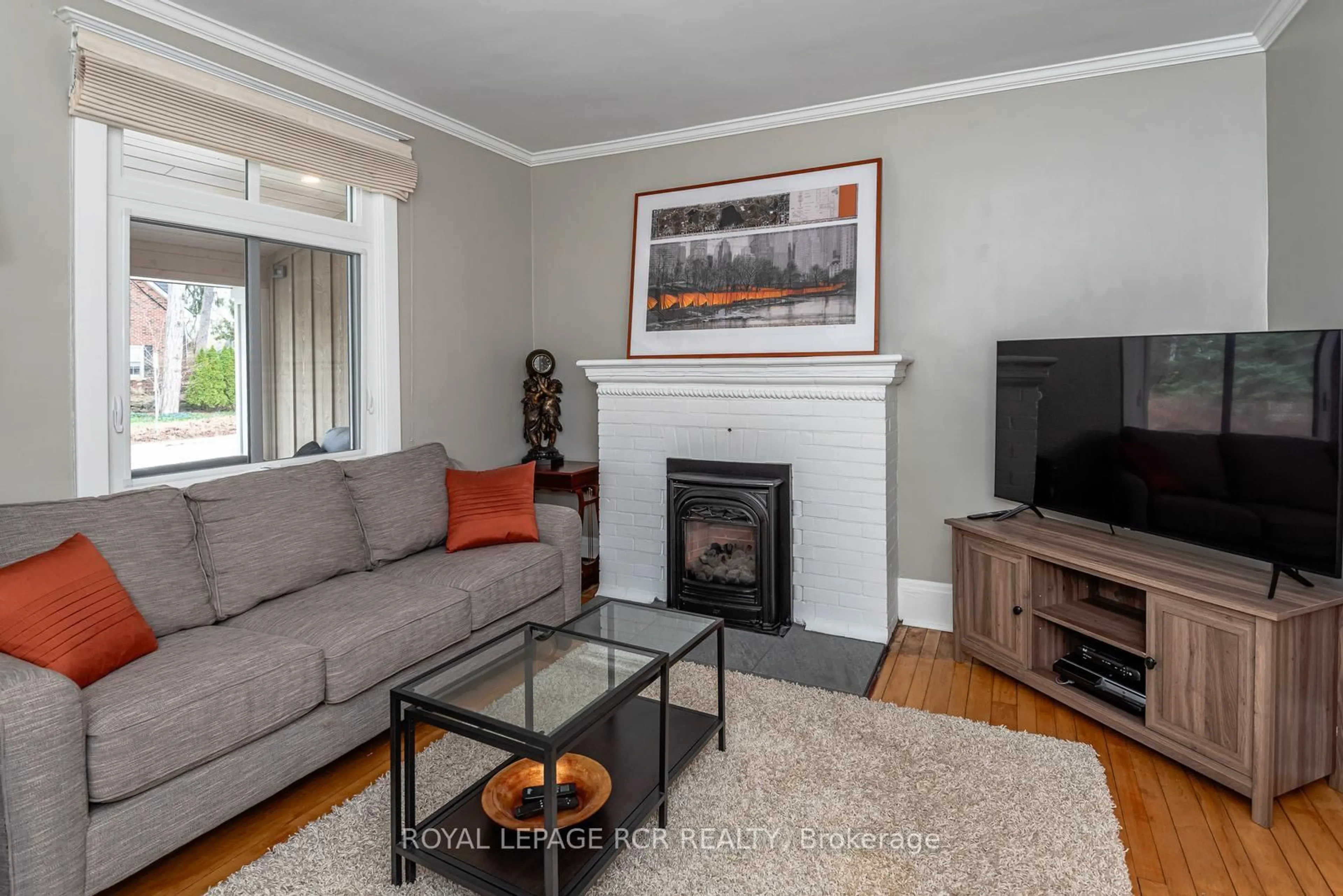 Living room with furniture, wood/laminate floor for 53 Metcalfe St, Aurora Ontario L4G 1E5