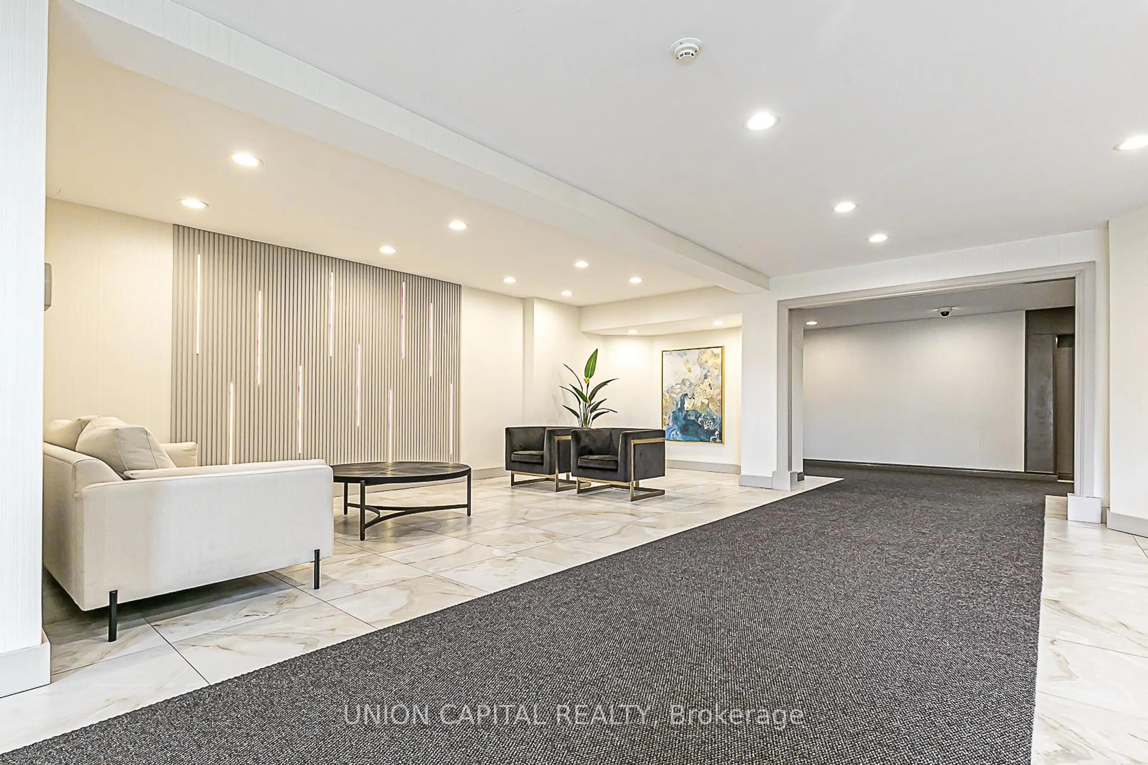 Indoor foyer for 32 Clarissa Dr #627, Richmond Hill Ontario L4C 9R7