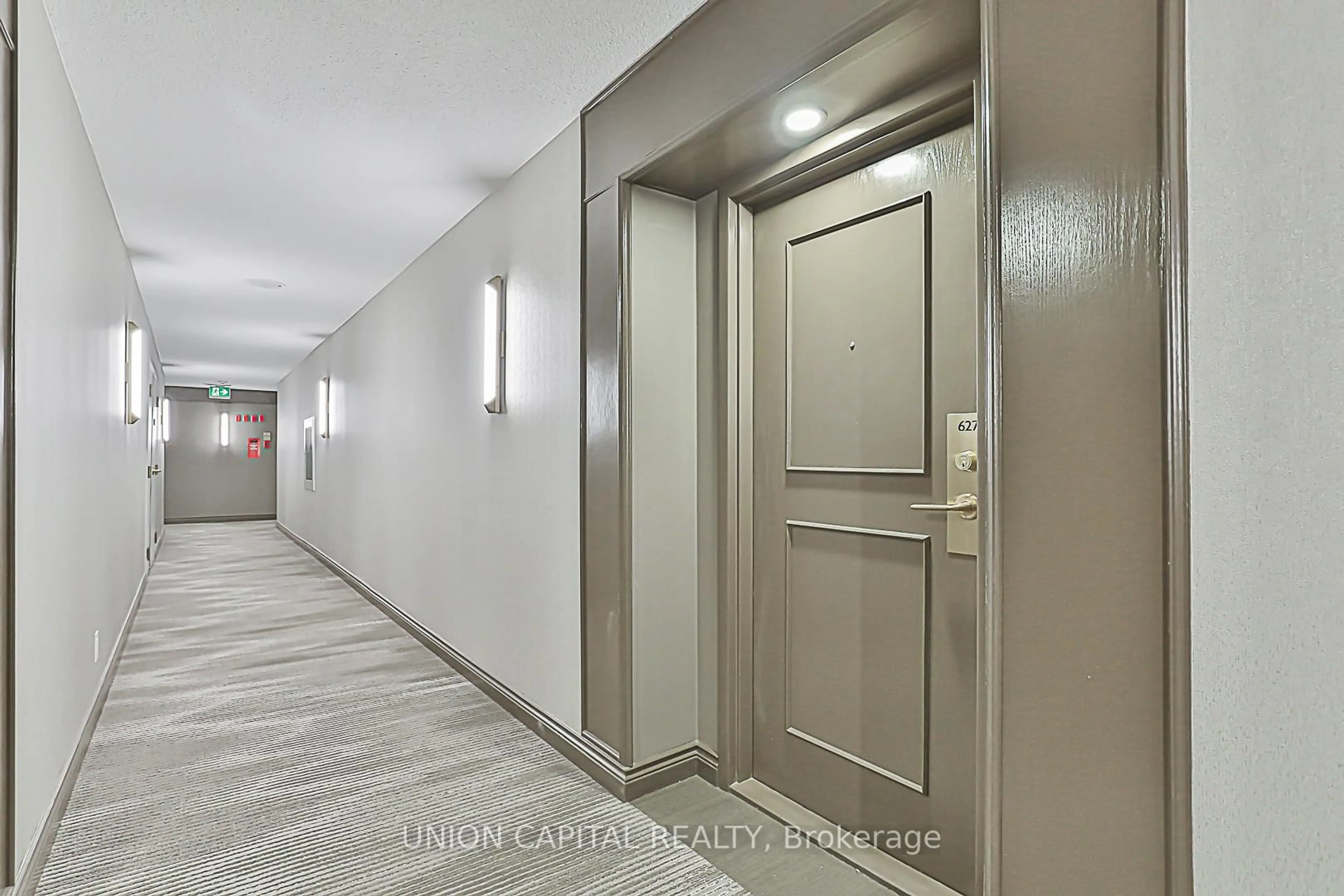 Indoor foyer for 32 Clarissa Dr #627, Richmond Hill Ontario L4C 9R7