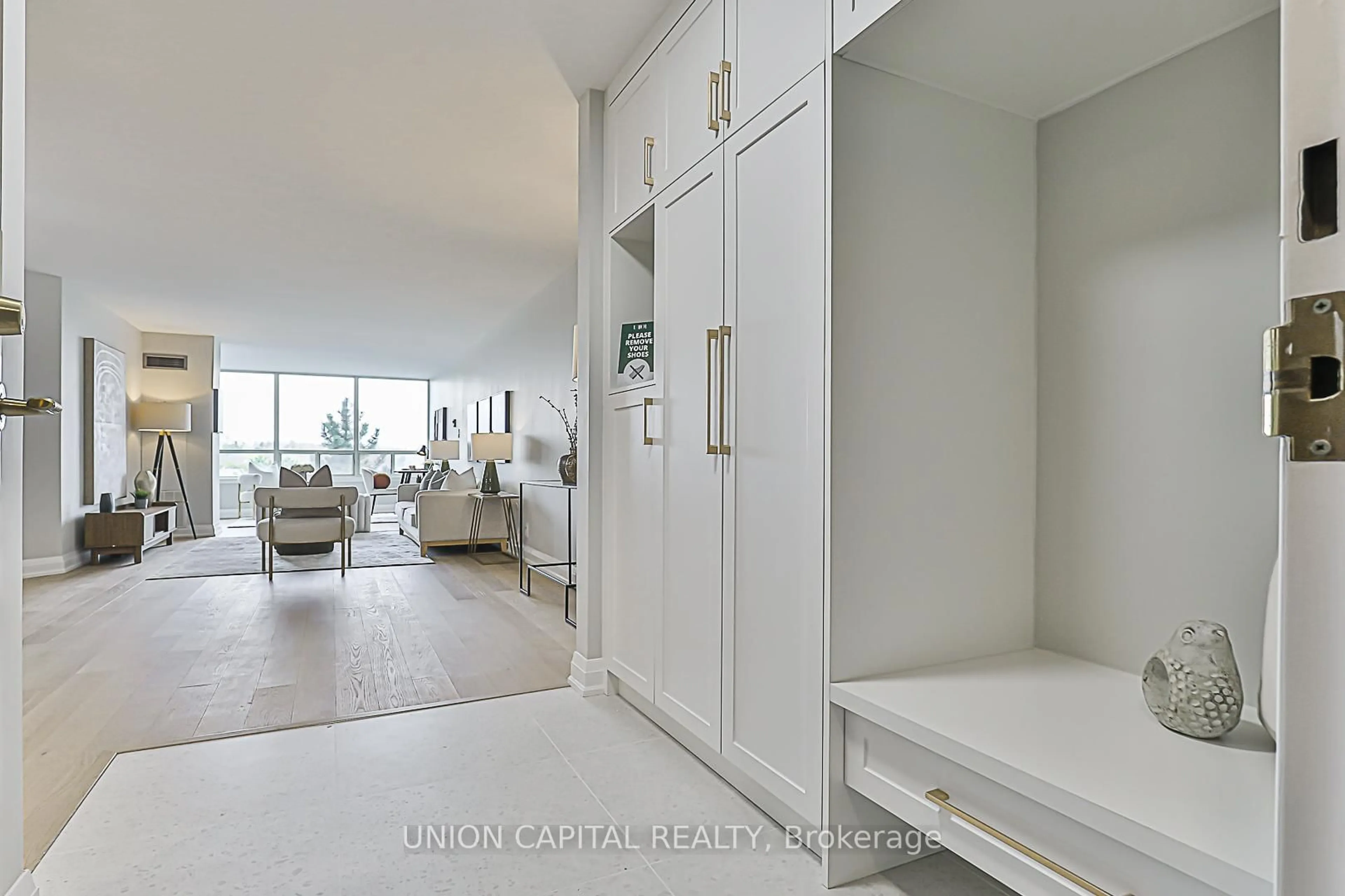 Indoor entryway for 32 Clarissa Dr #627, Richmond Hill Ontario L4C 9R7
