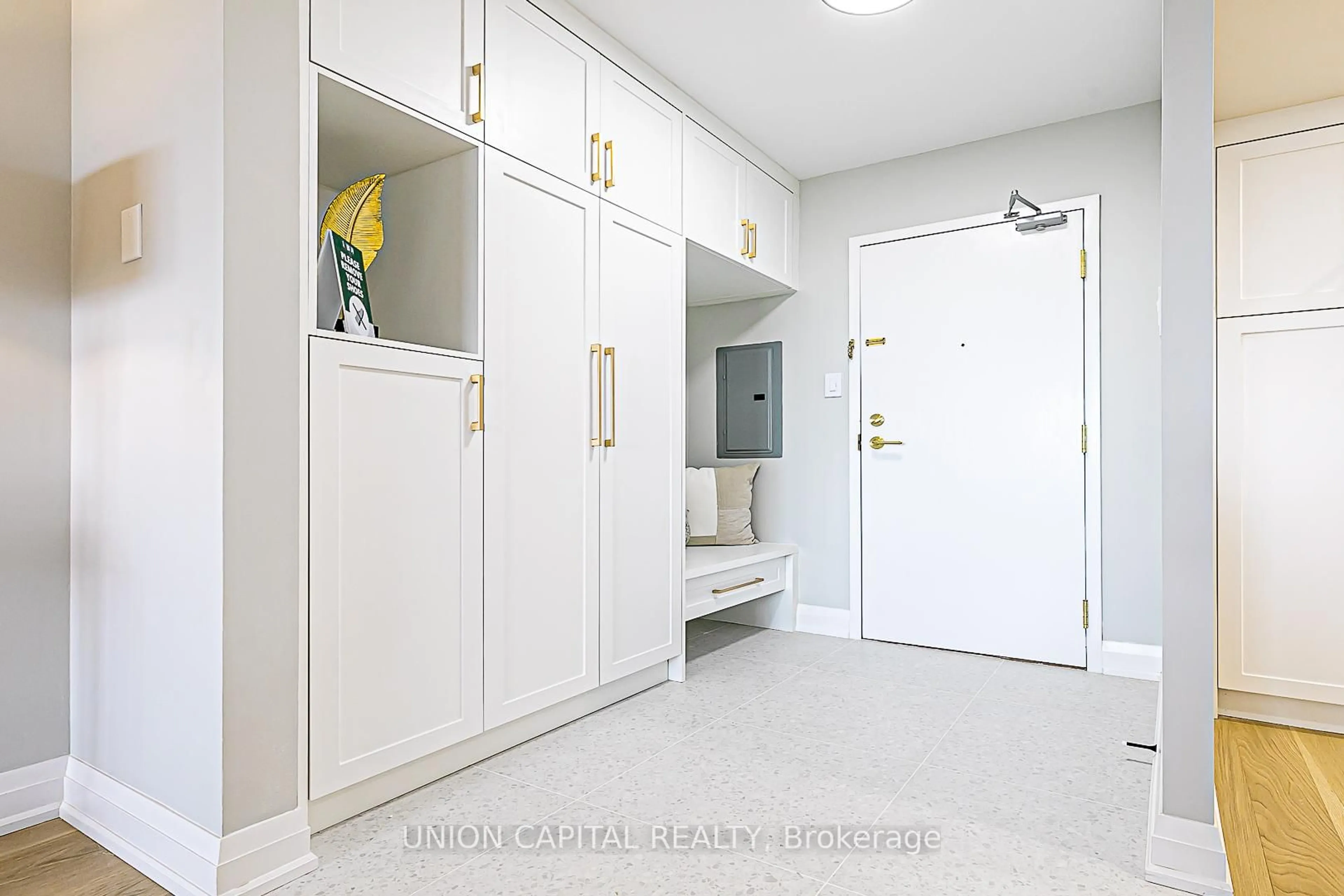Indoor entryway for 32 Clarissa Dr #627, Richmond Hill Ontario L4C 9R7