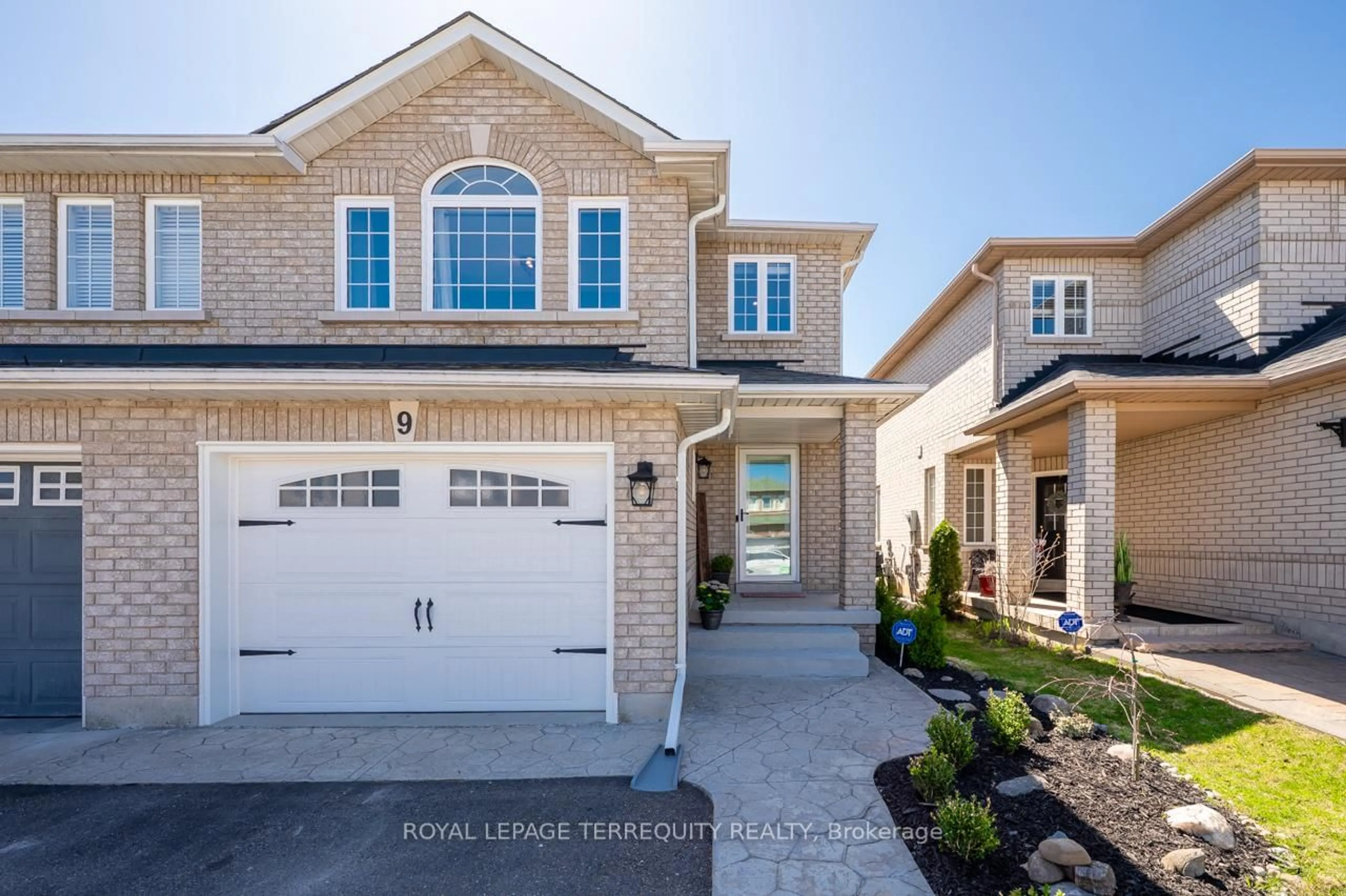 Home with brick exterior material, street for 9 Kalmar Cres, Richmond Hill Ontario L4E 3Z3