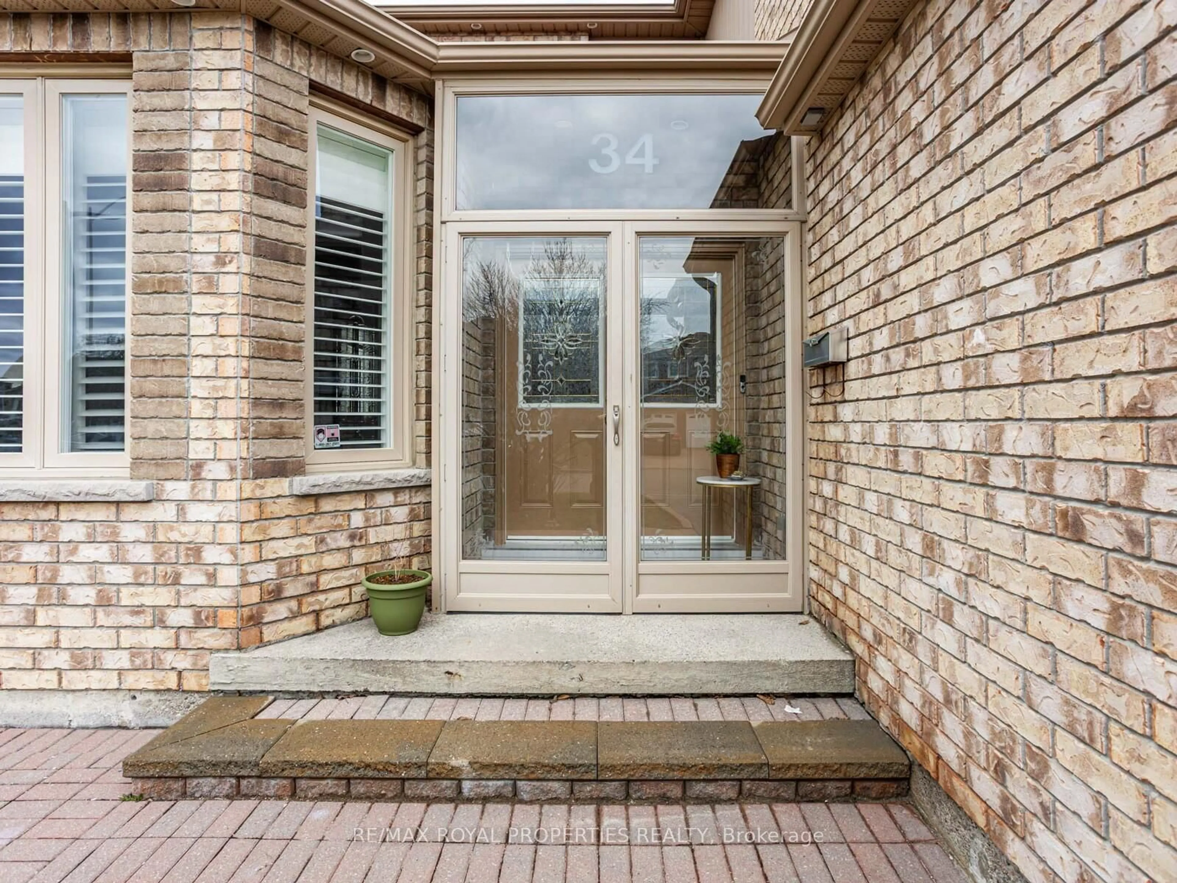 Home with brick exterior material, street for 34 Windhill Rd, Markham Ontario L3S 1P1