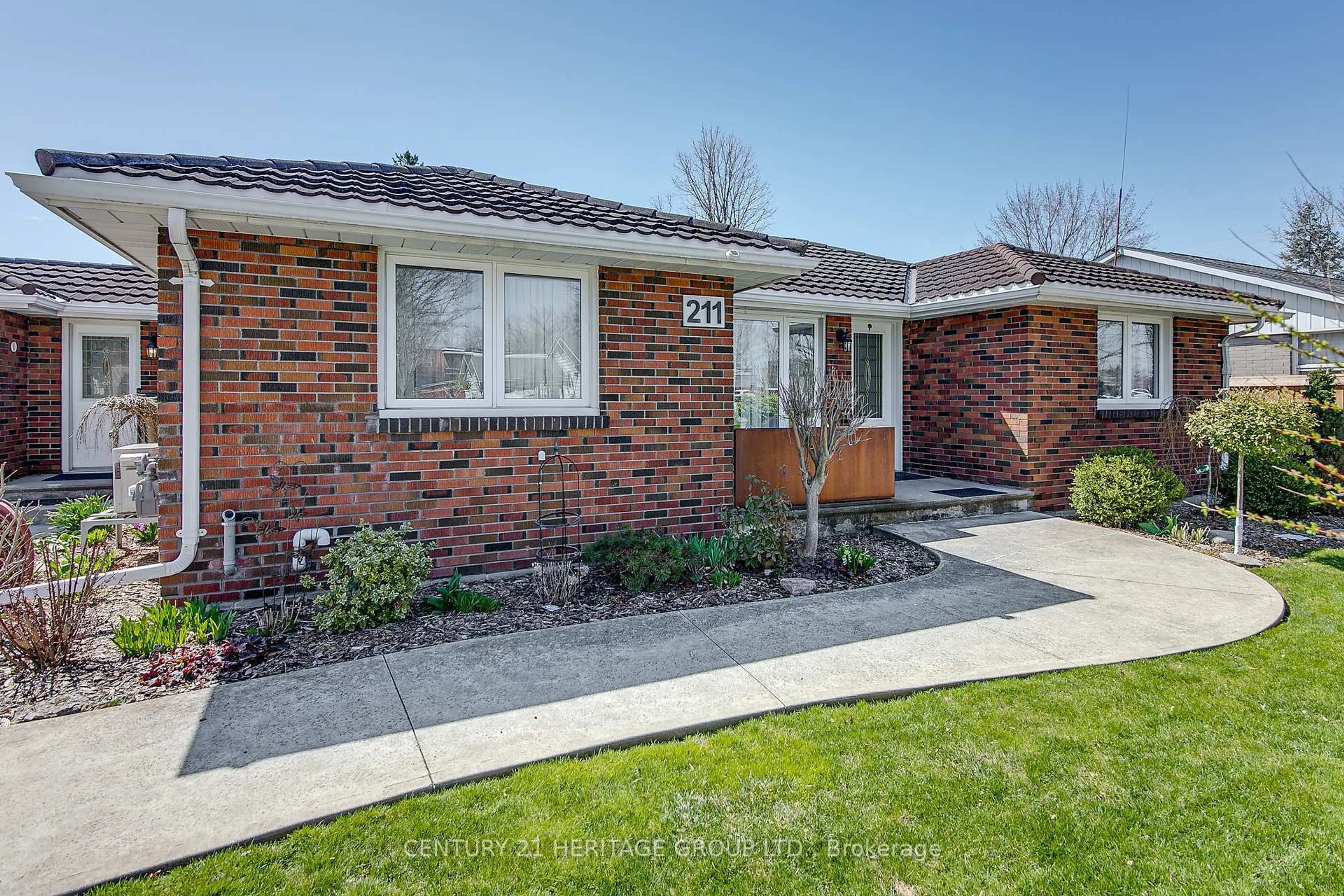 Home with brick exterior material, street for 211 Albert St, New Tecumseth Ontario L9R 1B6