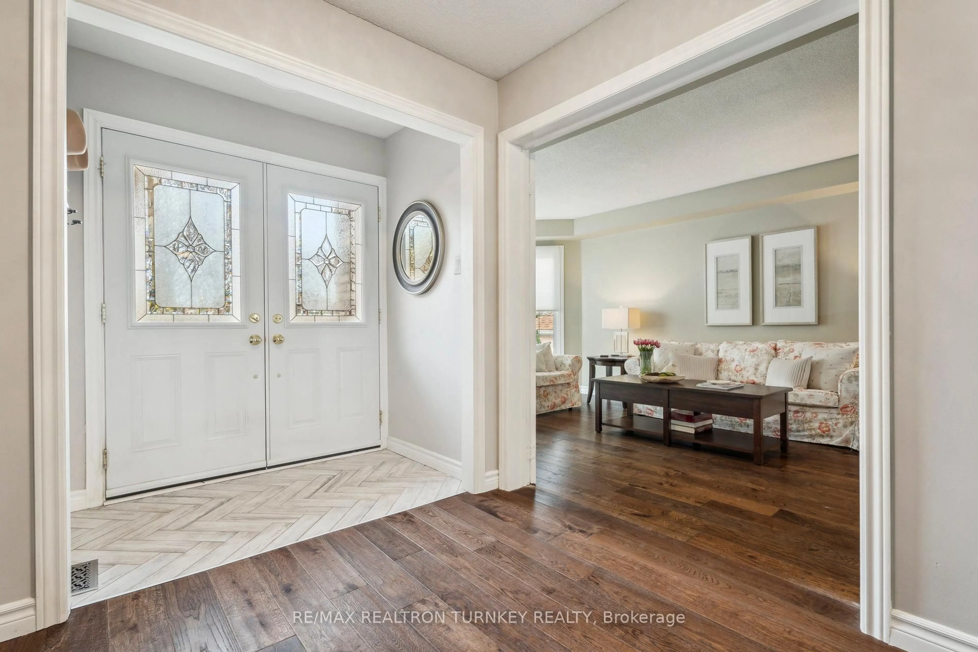 Indoor entryway for 41 Goldsmith Cres, Newmarket Ontario L3X 1R4