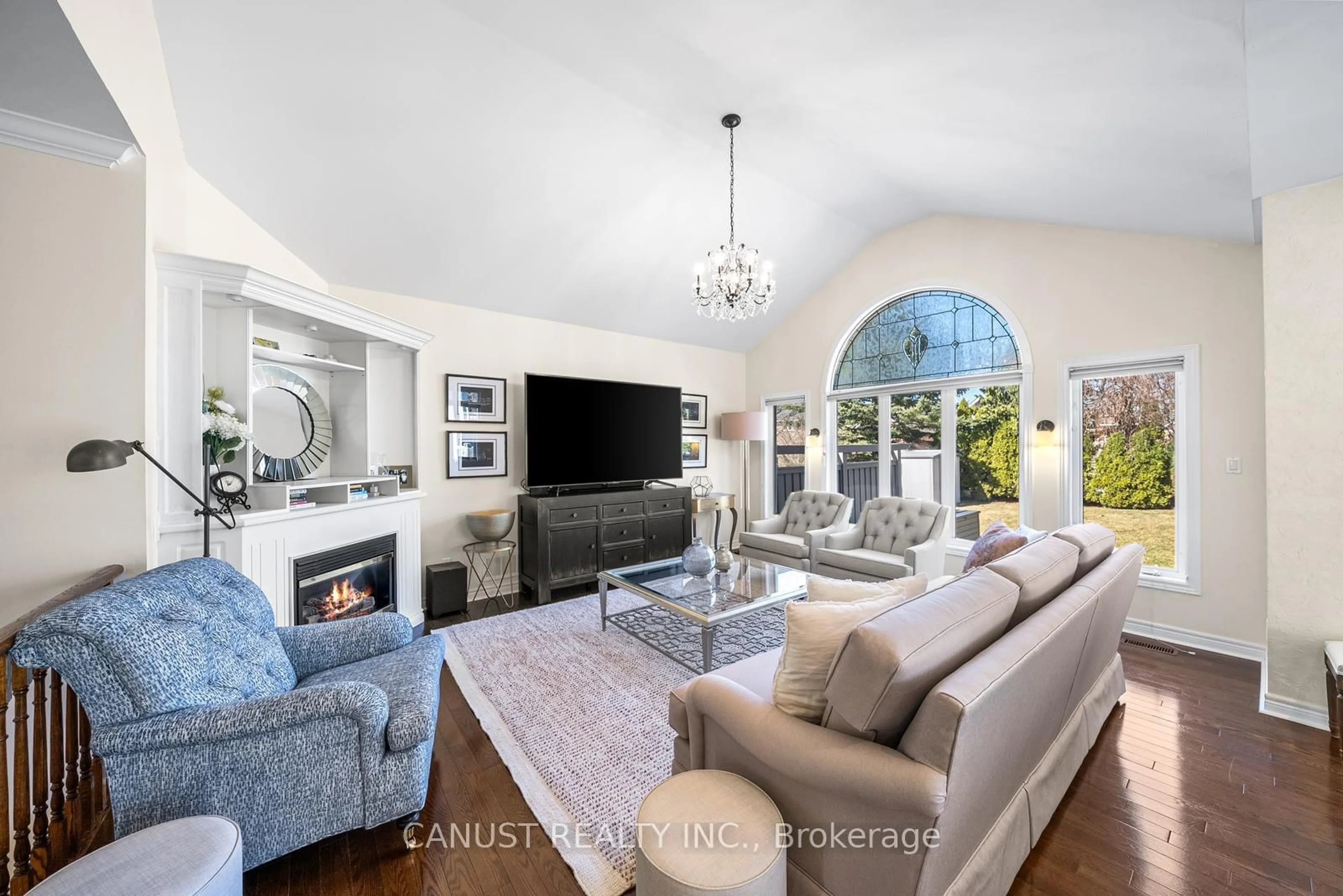 Living room with furniture, unknown for 527 Laurelwood Gate, Newmarket Ontario L3X 2H3